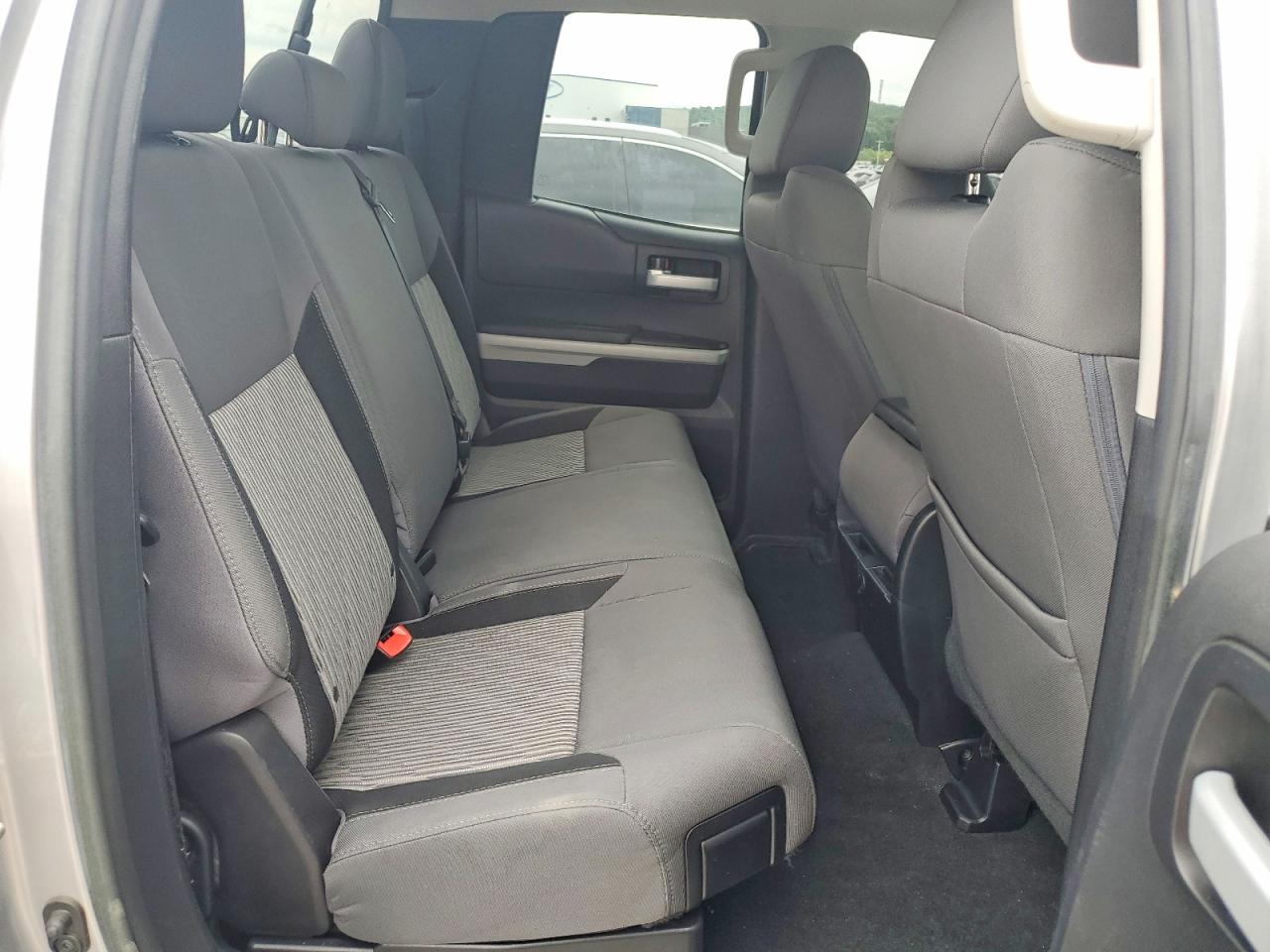 2017 Toyota Tundra Sr5 Серебряный vin: 5TFRM5F18HX114565