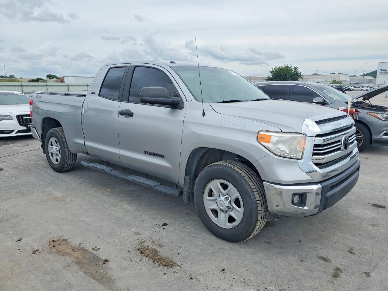 2017 Toyota Tundra Sr5 Серебряный vin: 5TFRM5F18HX114565