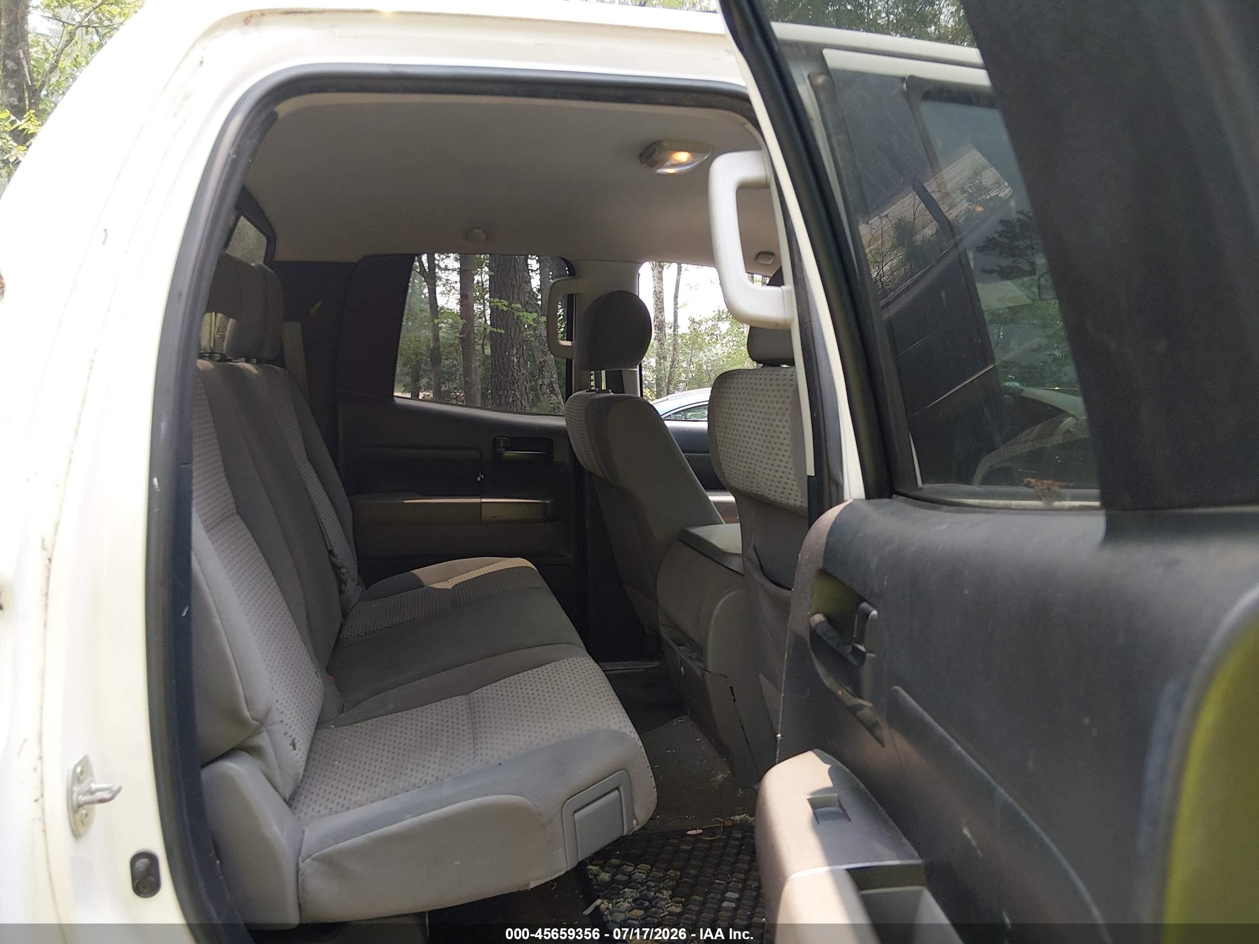 2010 Toyota Tundra Grade 4.6l V8 White vin: 5TFRM5F19AX010639