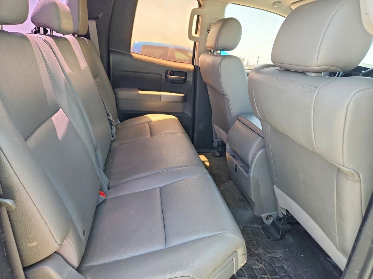 2012 Toyota Tundra Double Cab Sr5 White vin: 5TFRM5F1XCX043636