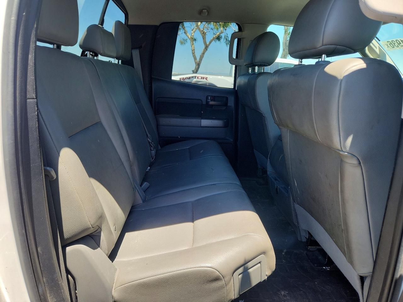 2010 Toyota Tundra Double Cab Sr5 White vin: 5TFRU5F10AX024090