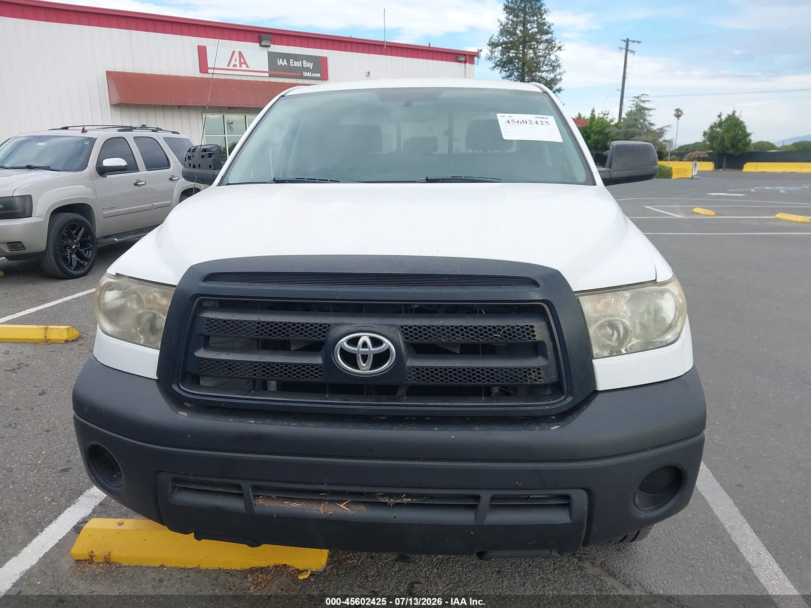 2010 Toyota Tundra Grade V6 White vin: 5TFRU5F10AX024090