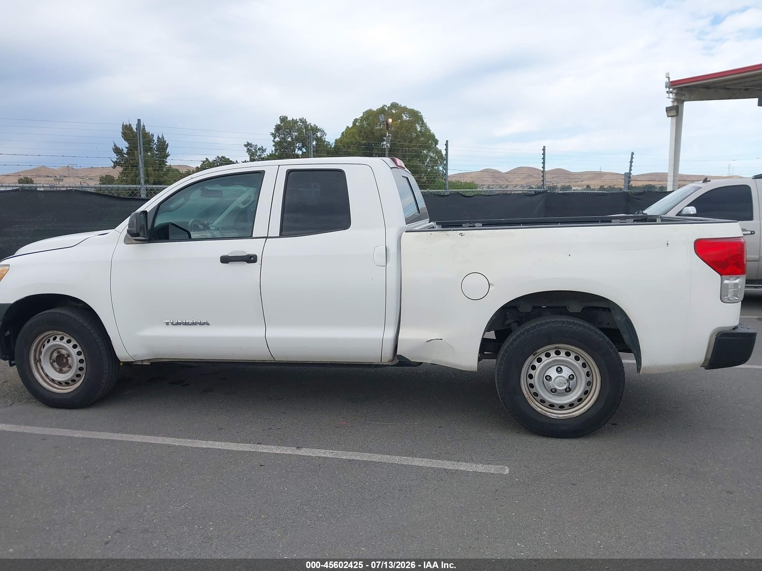2010 Toyota Tundra Grade V6 White vin: 5TFRU5F10AX024090
