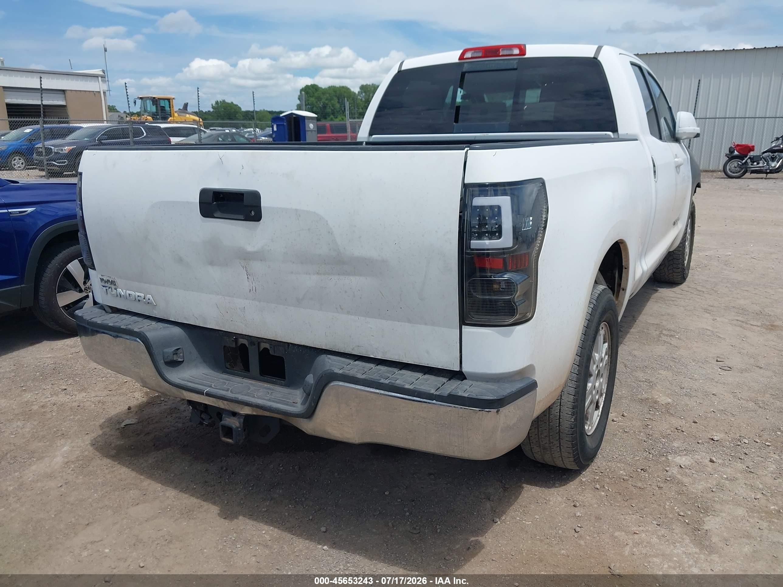 2008 Toyota Tundra Base 5.7l V8 White vin: 5TFRV54128X065279