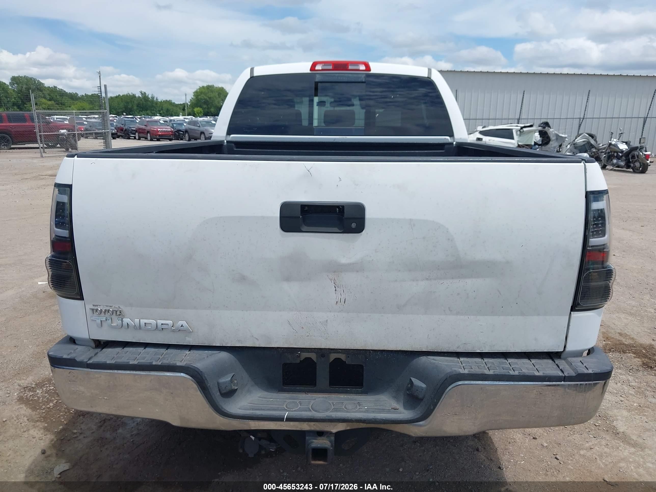 2008 Toyota Tundra Base 5.7l V8 White vin: 5TFRV54128X065279