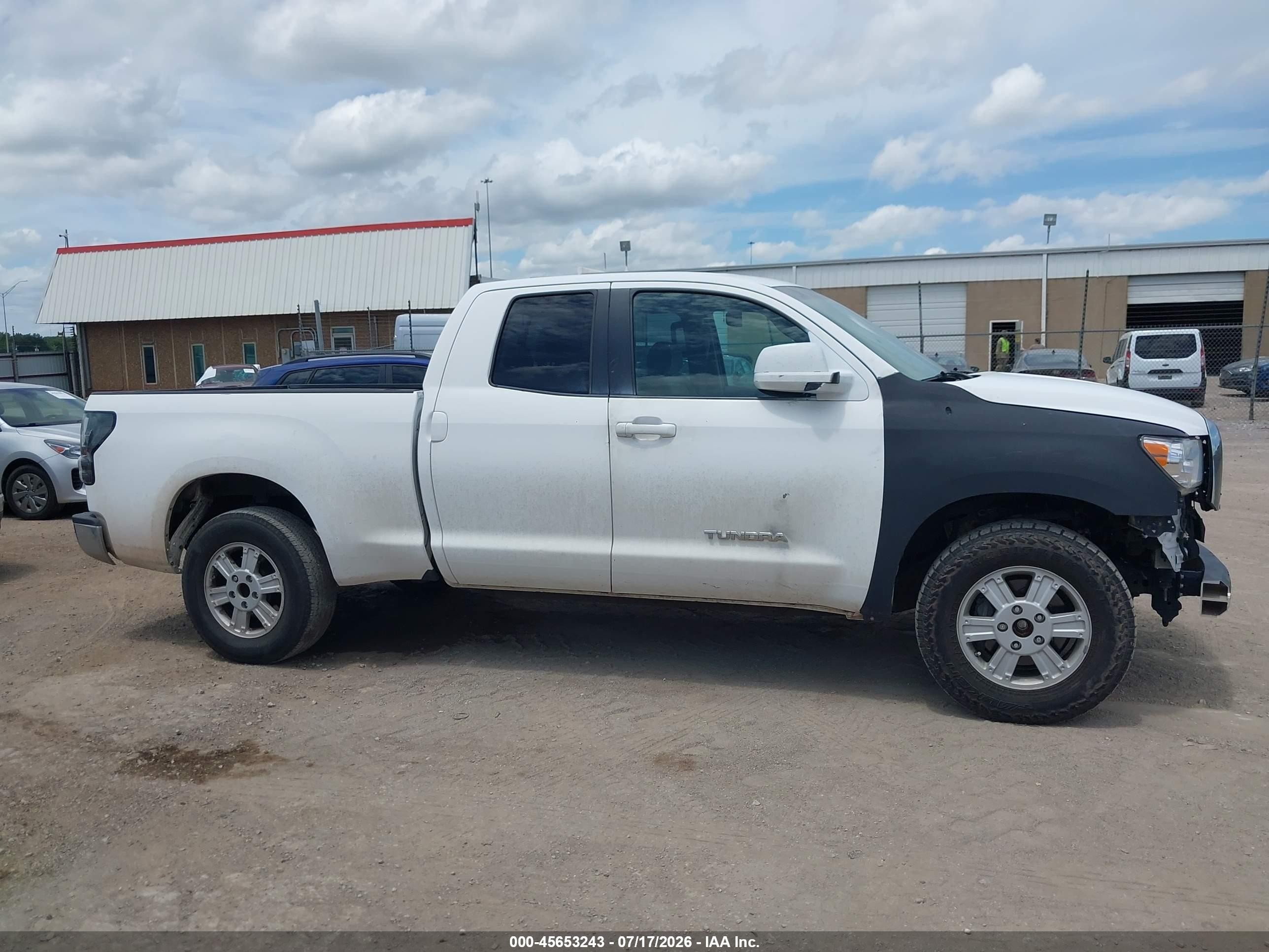 2008 Toyota Tundra Base 5.7l V8 White vin: 5TFRV54128X065279