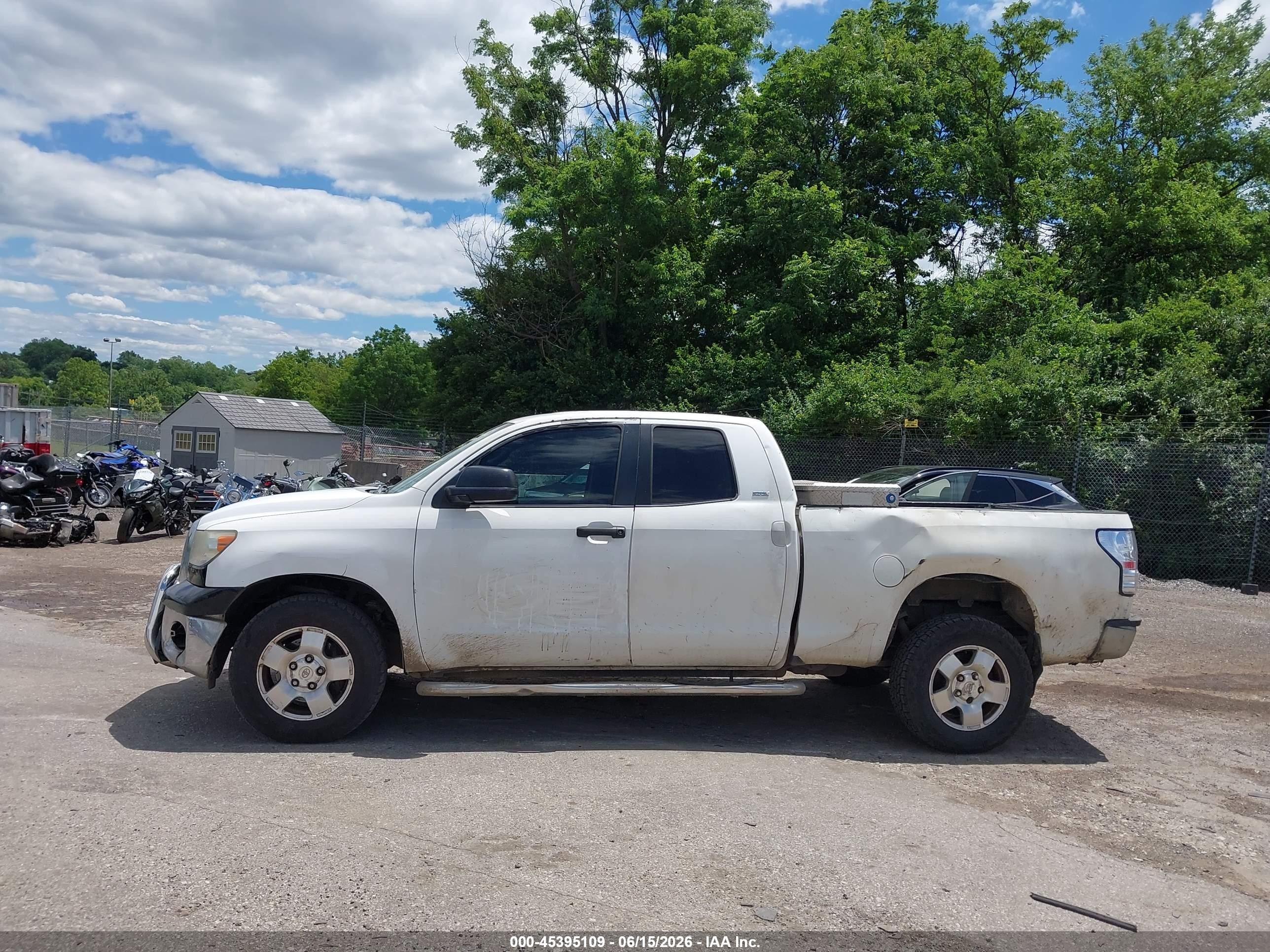 2007 Toyota Tundra Sr5 V8 White vin: 5TFRV54137X018132
