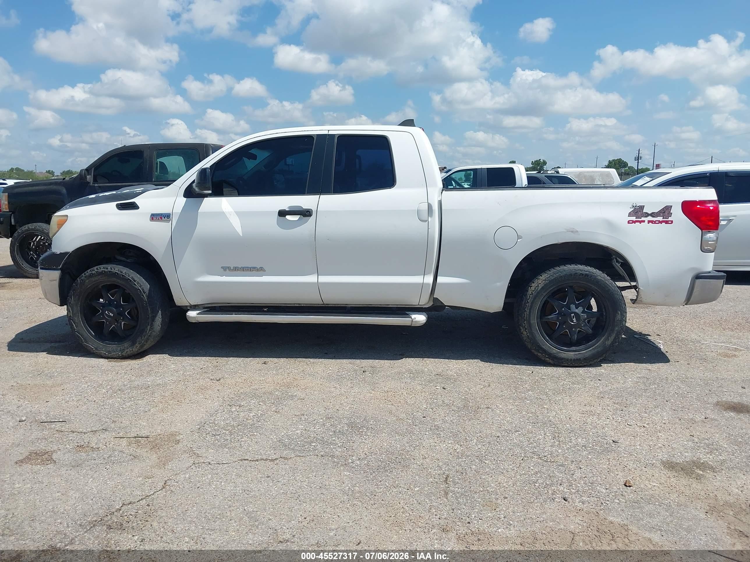 2008 Toyota Tundra Base 5.7l V8 White vin: 5TFRV54138X040567