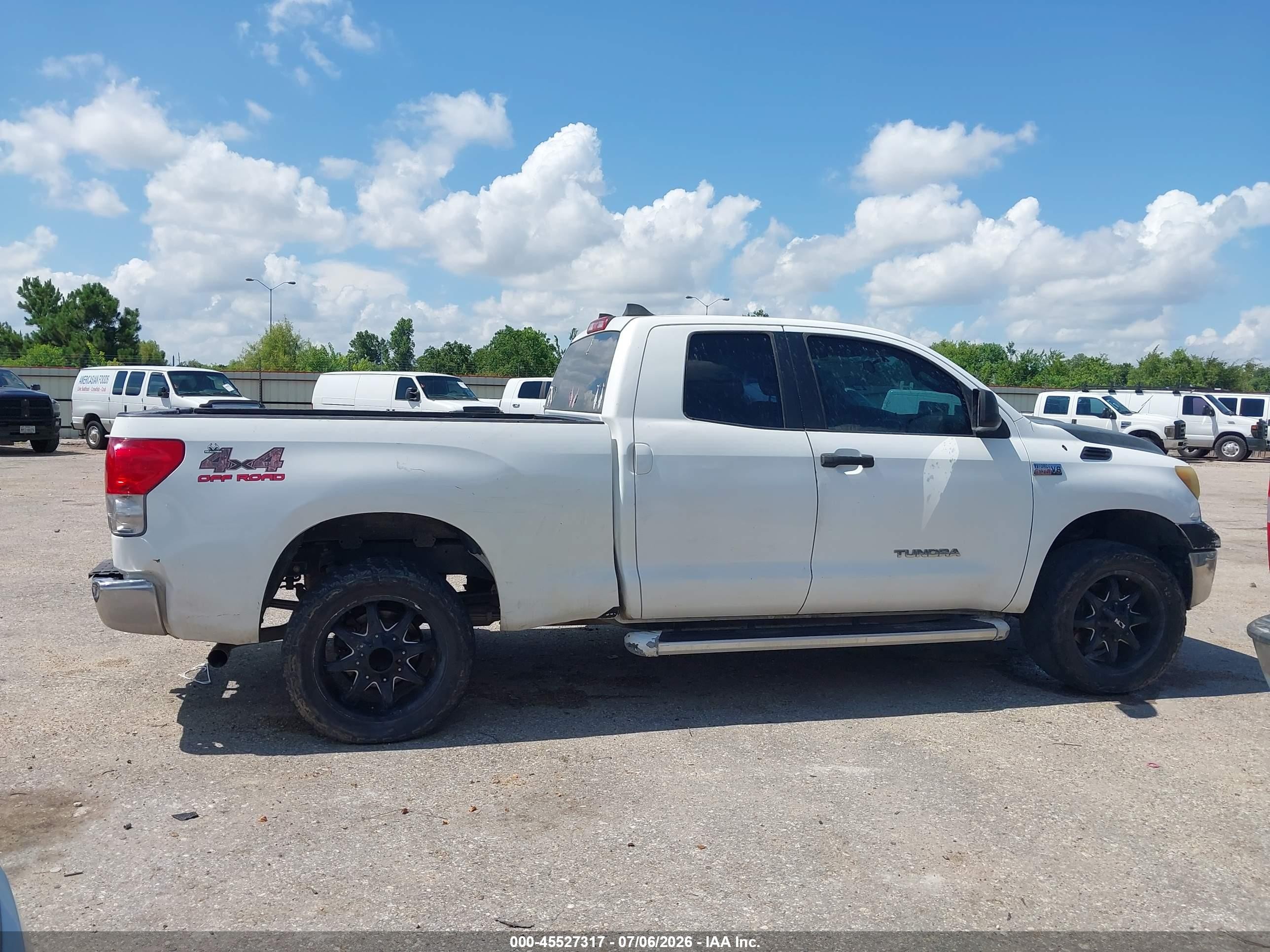 2008 Toyota Tundra Base 5.7l V8 White vin: 5TFRV54138X040567
