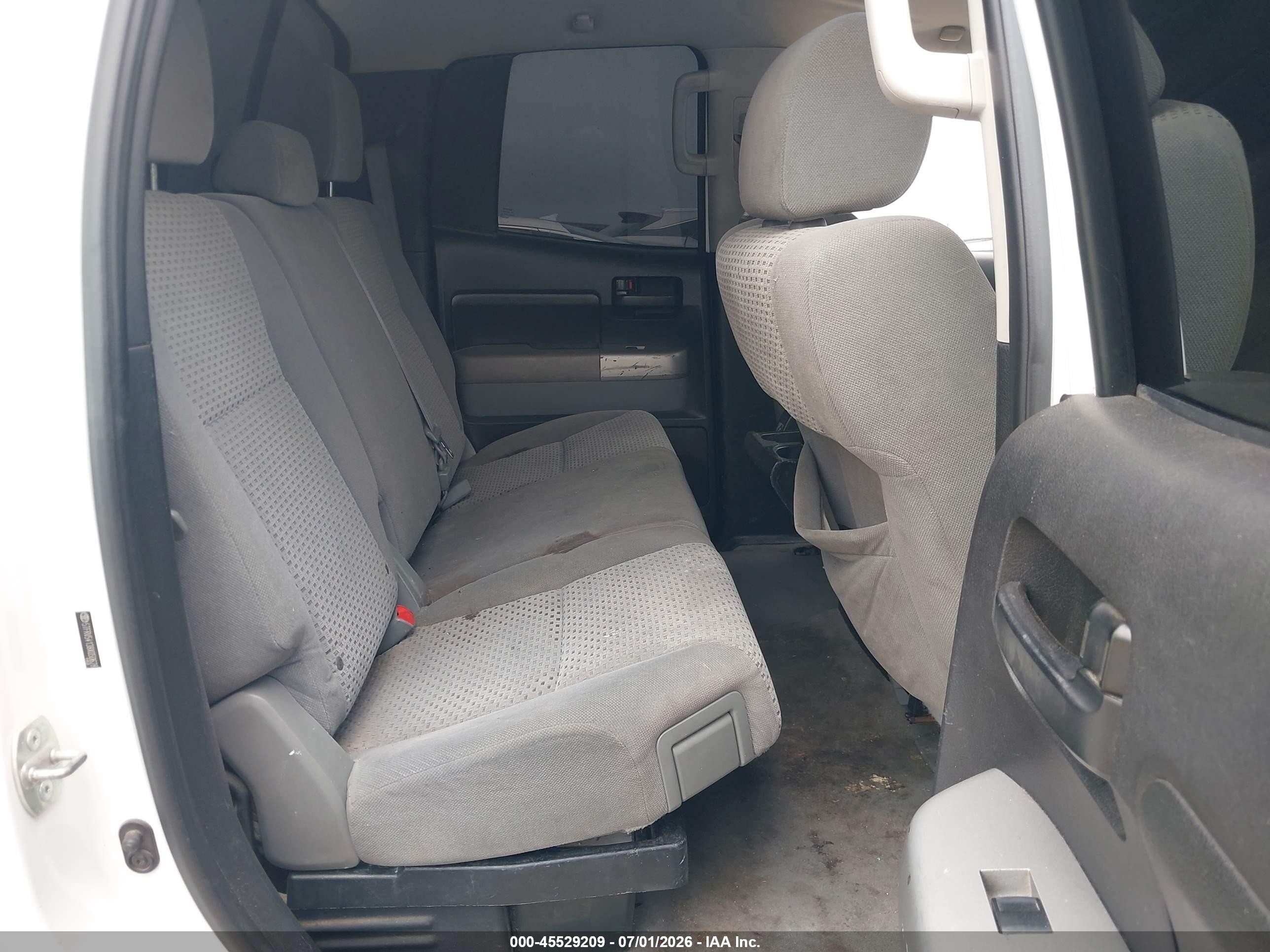 2008 Toyota Tundra Base 5.7l V8 White vin: 5TFRV54138X050628