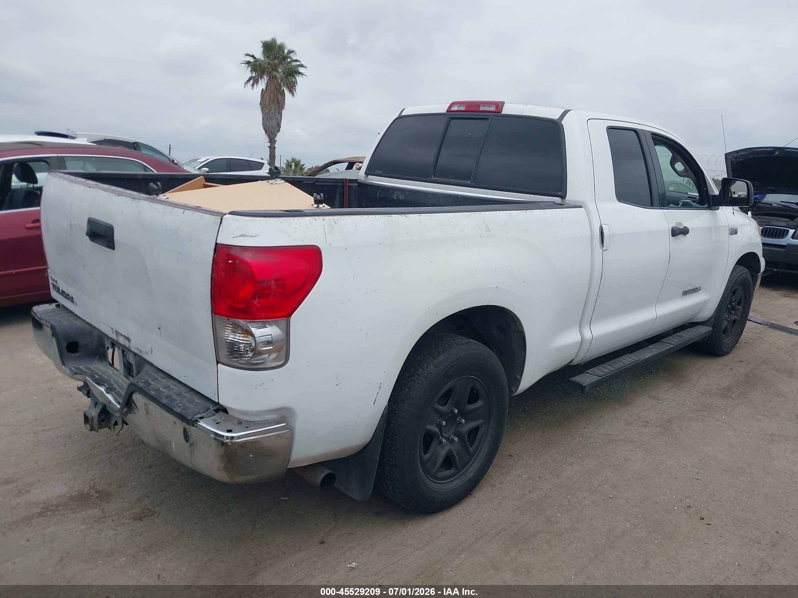2008 Toyota Tundra Base 5.7l V8 White vin: 5TFRV54138X050628
