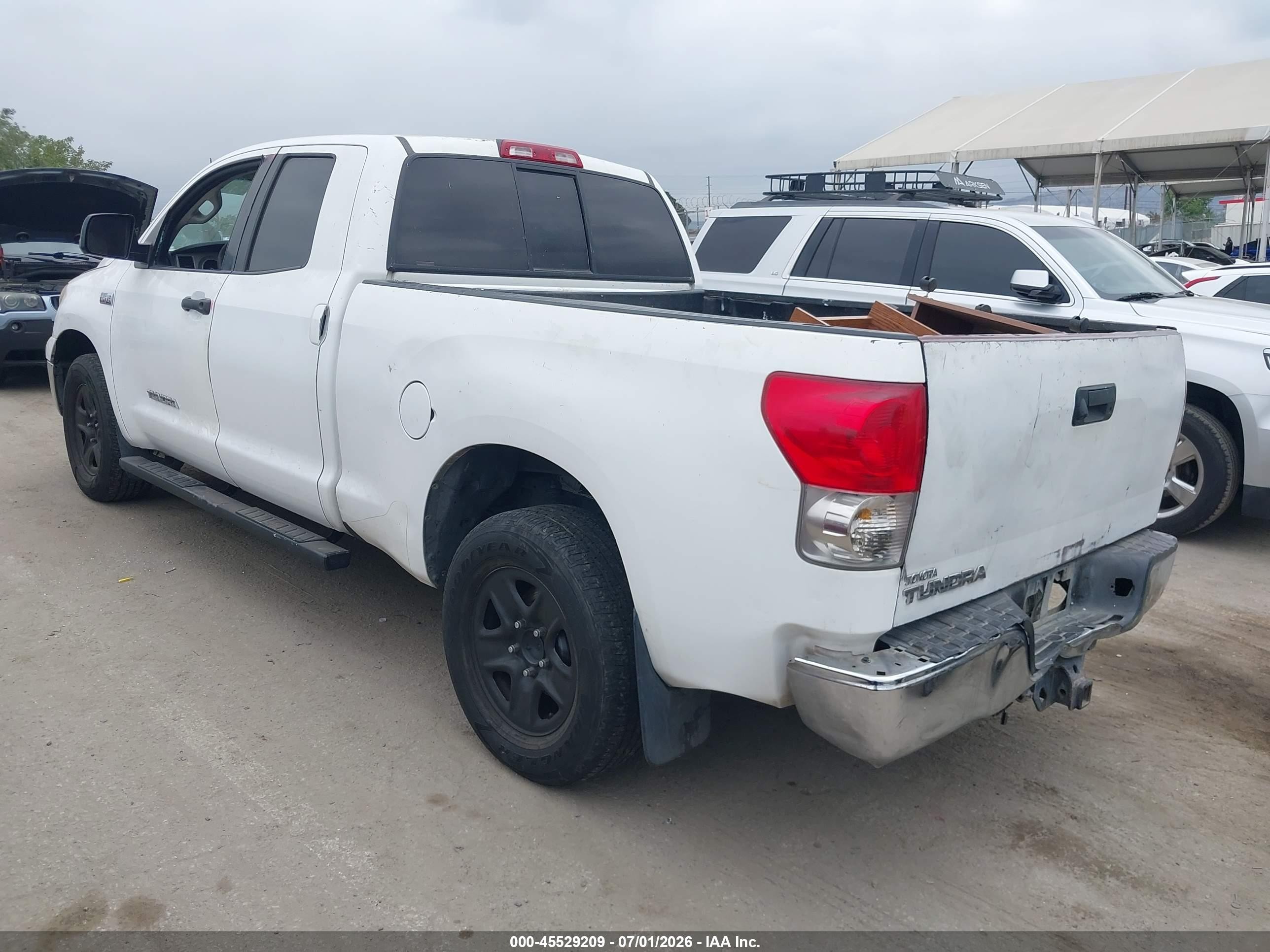 2008 Toyota Tundra Base 5.7l V8 White vin: 5TFRV54138X050628