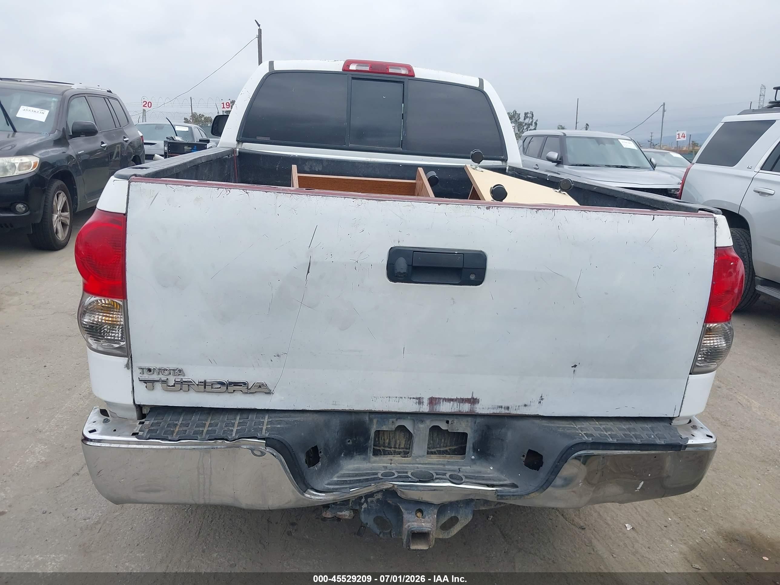 2008 Toyota Tundra Base 5.7l V8 White vin: 5TFRV54138X050628