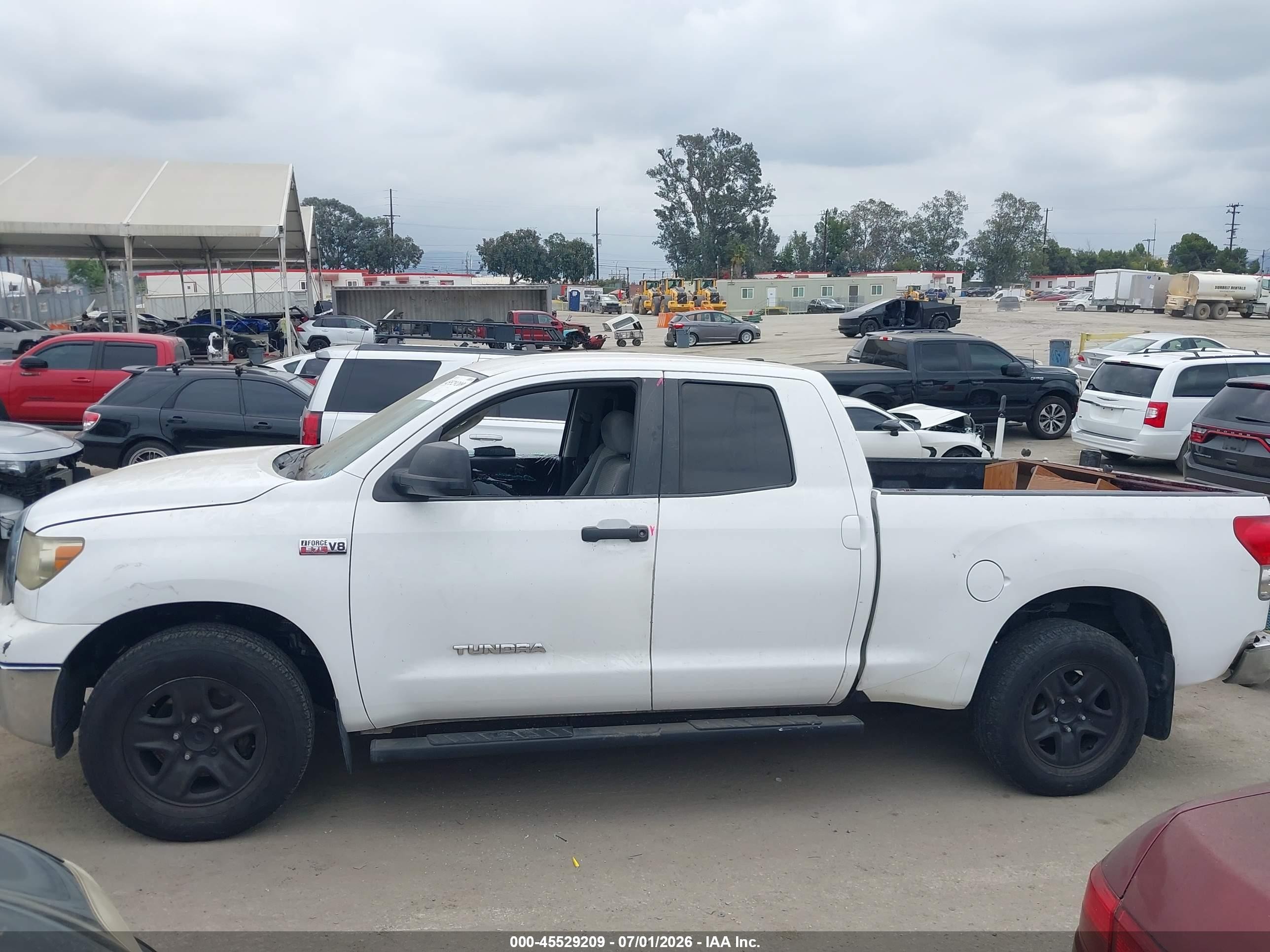 2008 Toyota Tundra Base 5.7l V8 White vin: 5TFRV54138X050628
