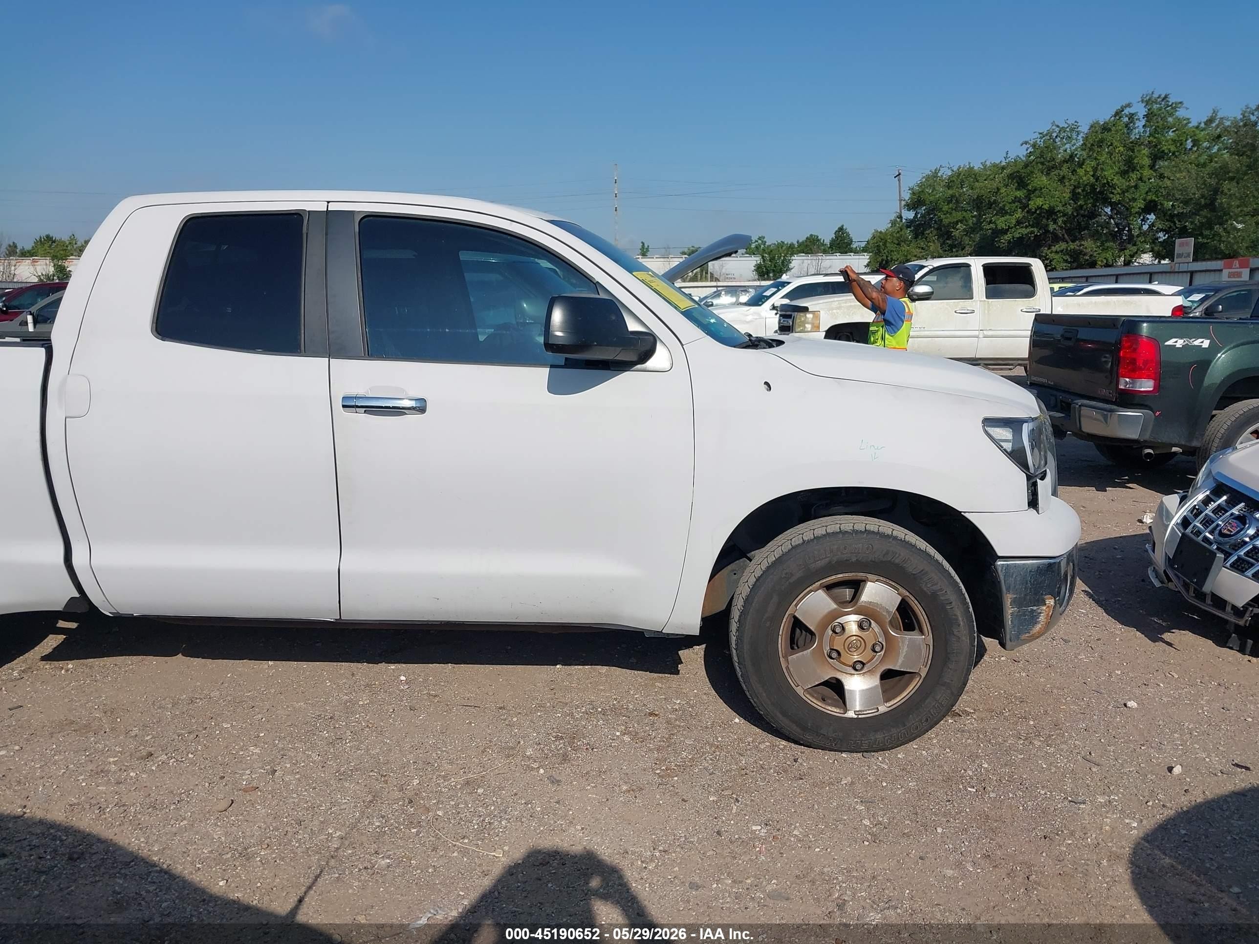 2008 Toyota Tundra Sr5 5.7l V8 White vin: 5TFRV54198X033378