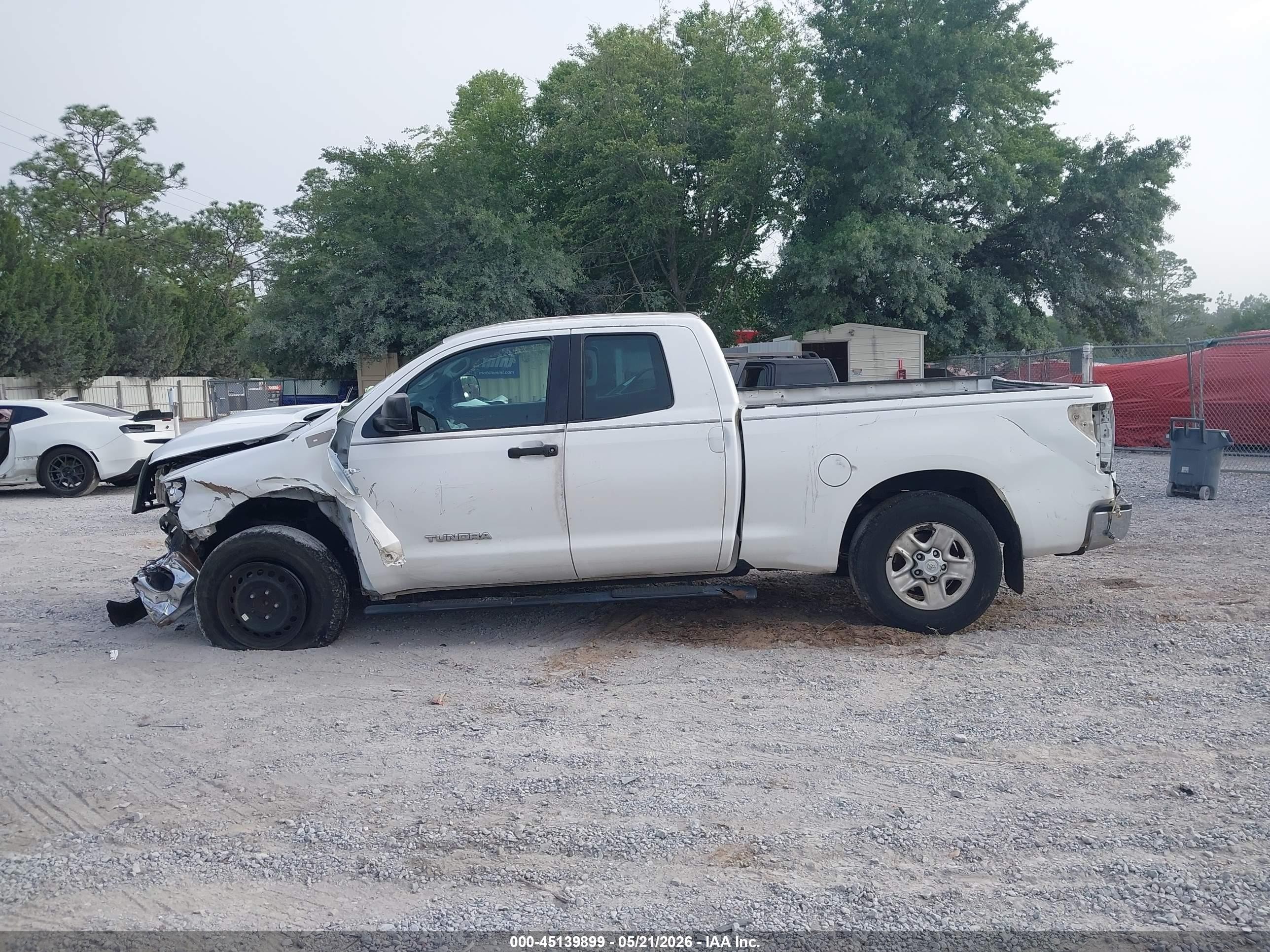 2008 Toyota Tundra Base 5.7l V8 White vin: 5TFRV541X8X054403