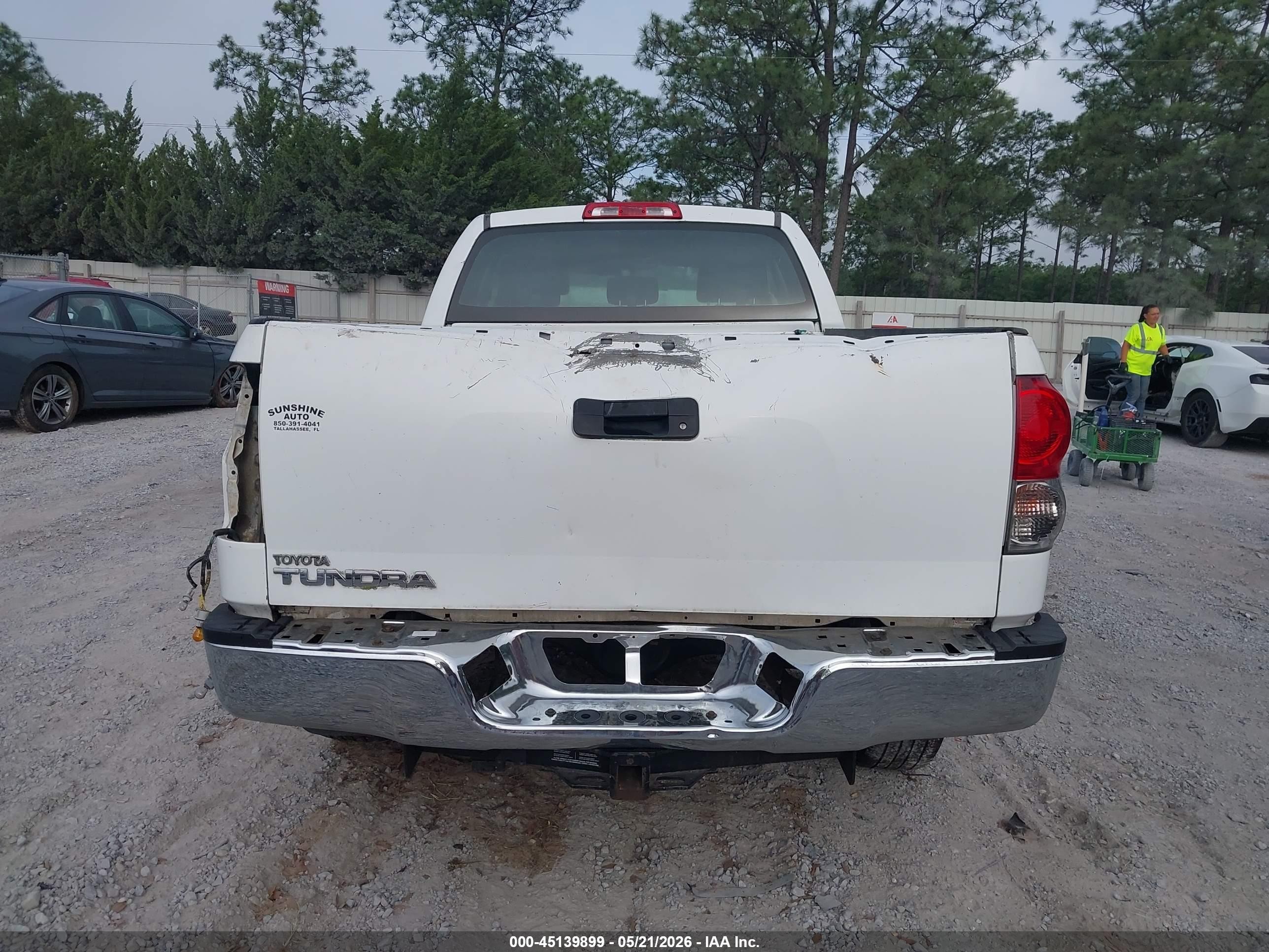 2008 Toyota Tundra Base 5.7l V8 White vin: 5TFRV541X8X054403