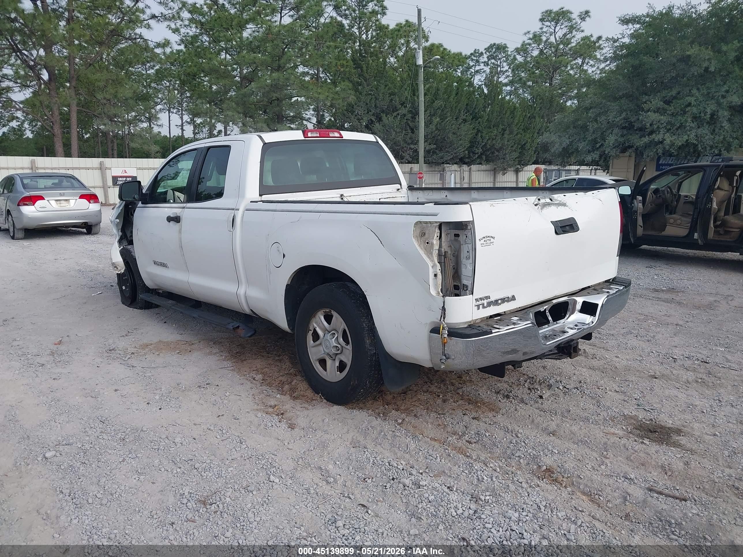 2008 Toyota Tundra Base 5.7l V8 White vin: 5TFRV541X8X054403