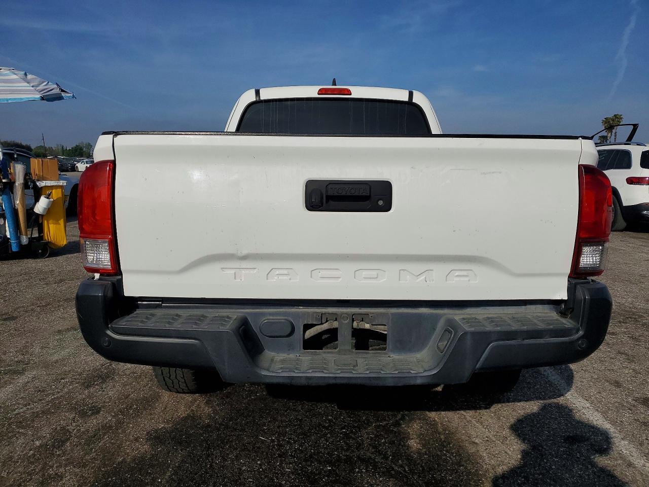 2018 Toyota Tacoma Sr Белый vin: 5TFRX5GN1JX112123