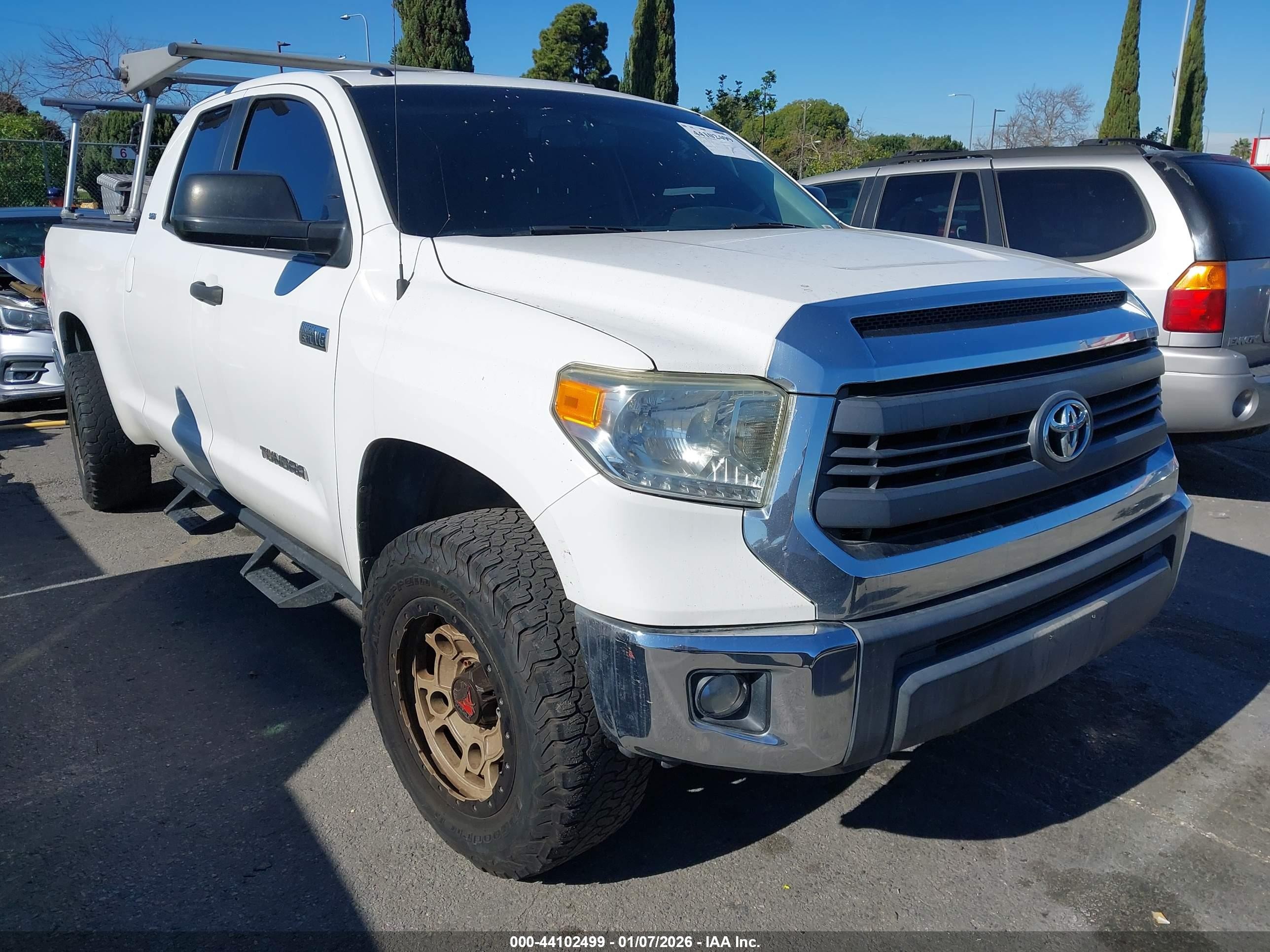 2014 Toyota Tundra Sr5 5.7l V8 White vin: 5TFRY5F11EX168578