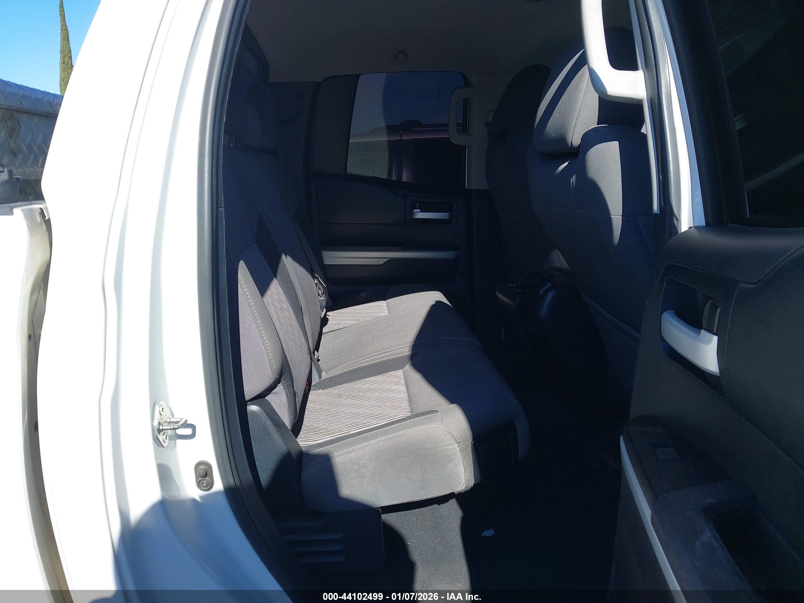 2014 Toyota Tundra Sr5 5.7l V8 White vin: 5TFRY5F11EX168578