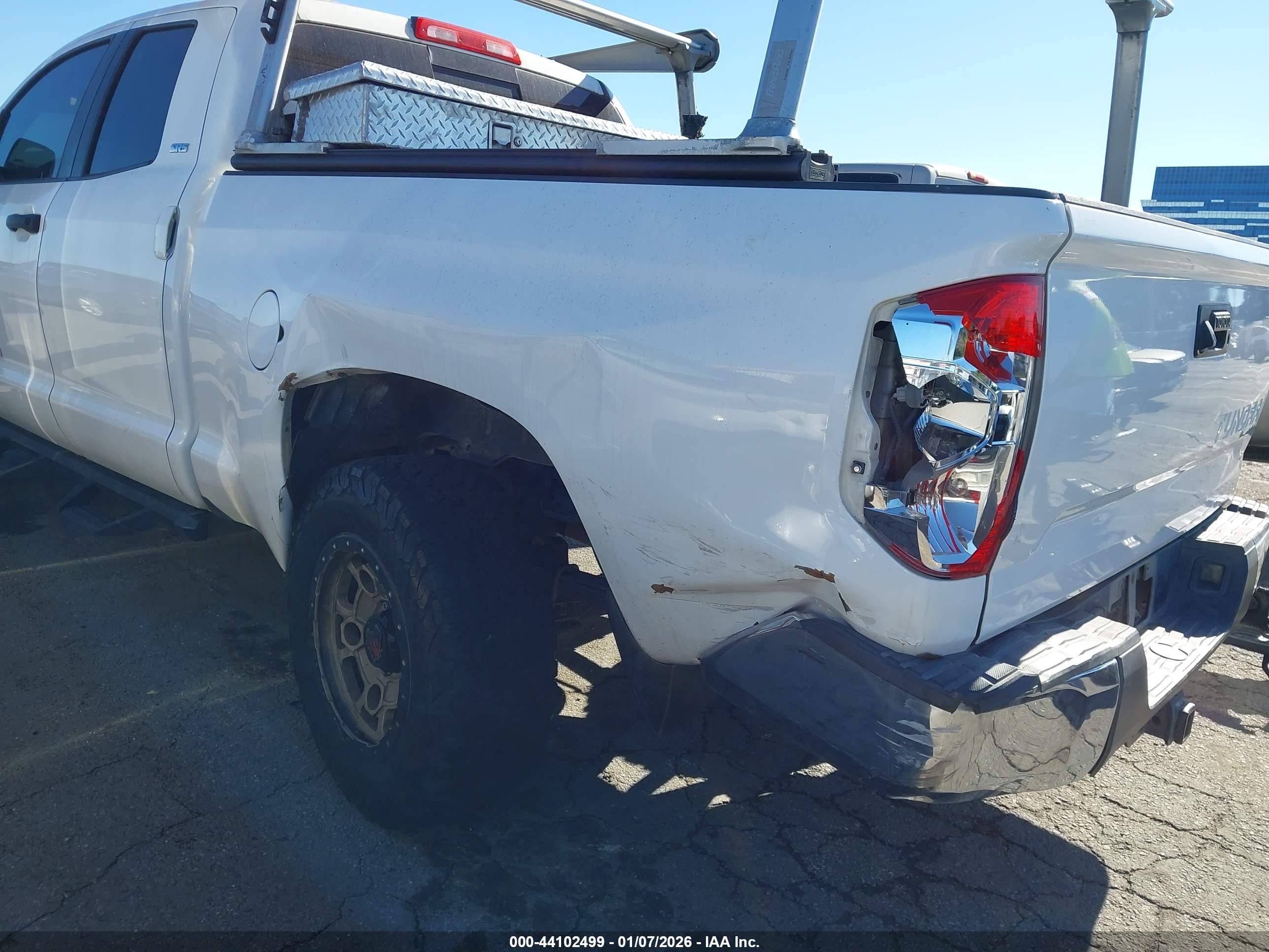 2014 Toyota Tundra Sr5 5.7l V8 White vin: 5TFRY5F11EX168578
