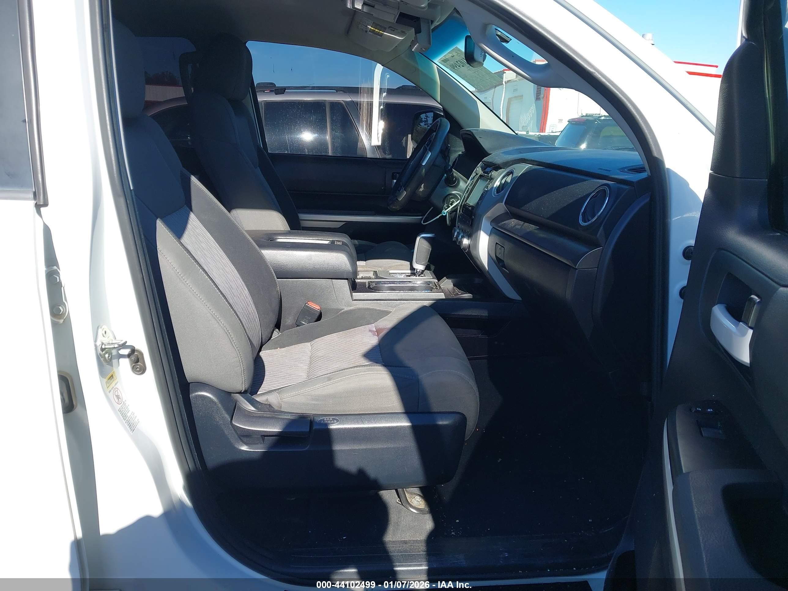 2014 Toyota Tundra Sr5 5.7l V8 White vin: 5TFRY5F11EX168578