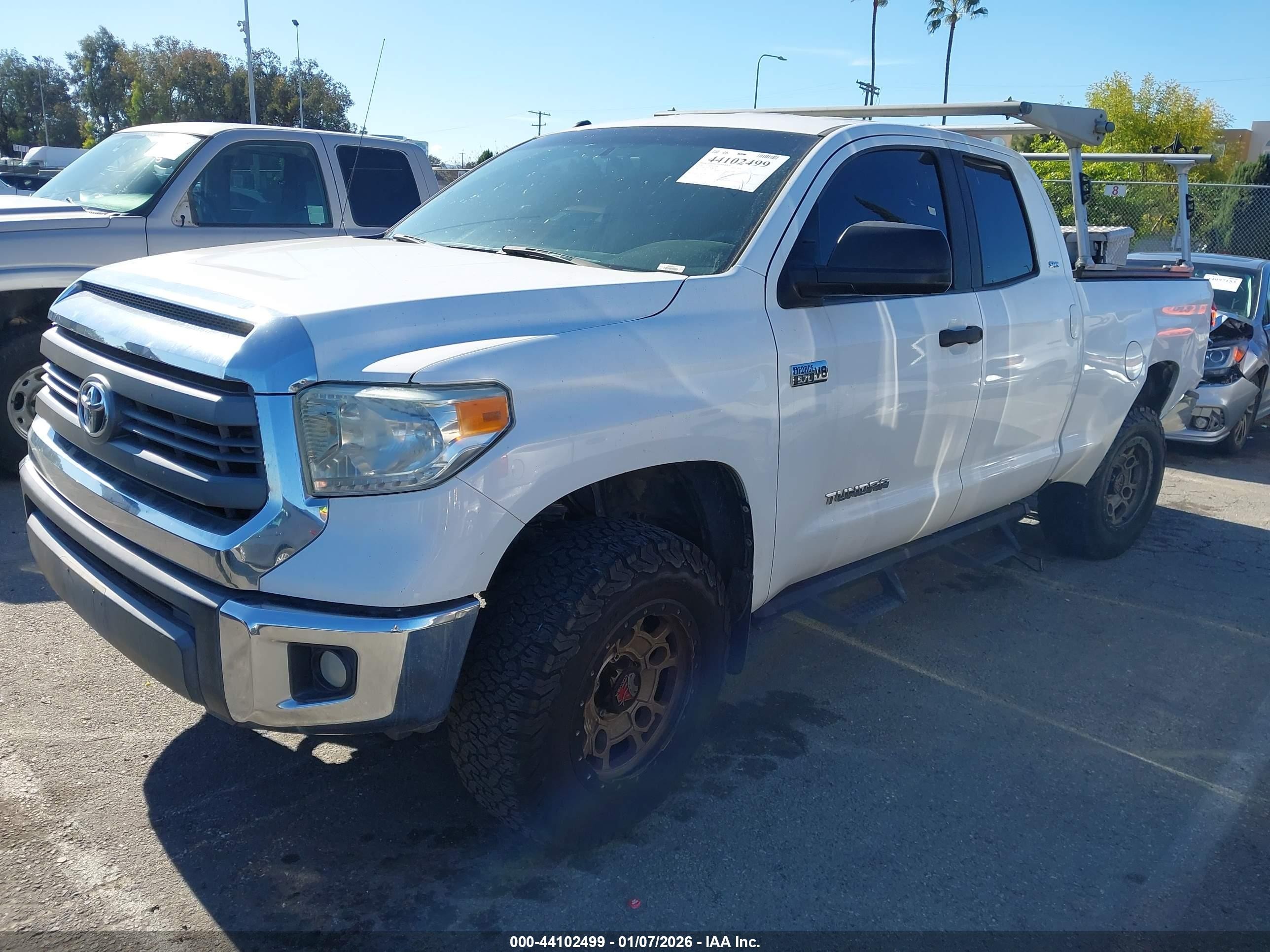 2014 Toyota Tundra Sr5 5.7l V8 White vin: 5TFRY5F11EX168578