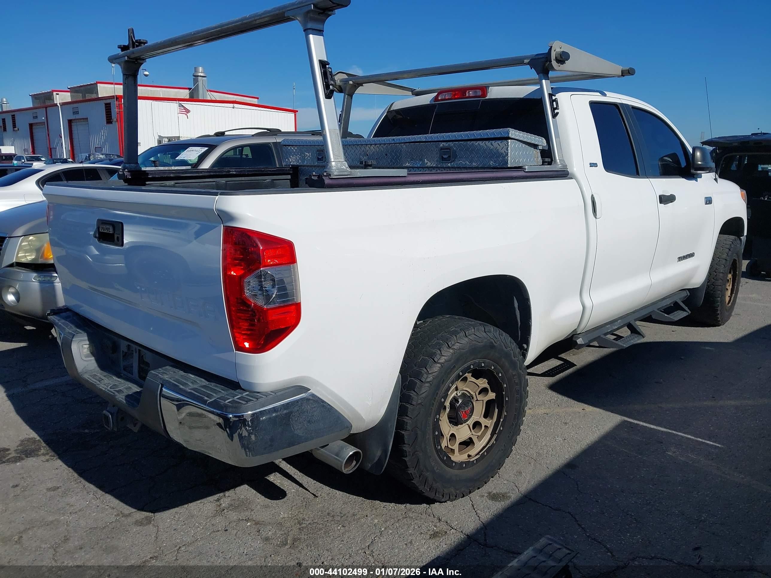 2014 Toyota Tundra Sr5 5.7l V8 White vin: 5TFRY5F11EX168578