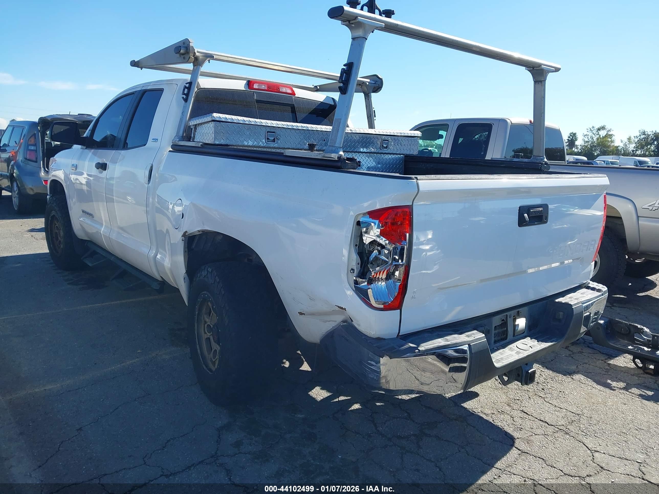 2014 Toyota Tundra Sr5 5.7l V8 White vin: 5TFRY5F11EX168578