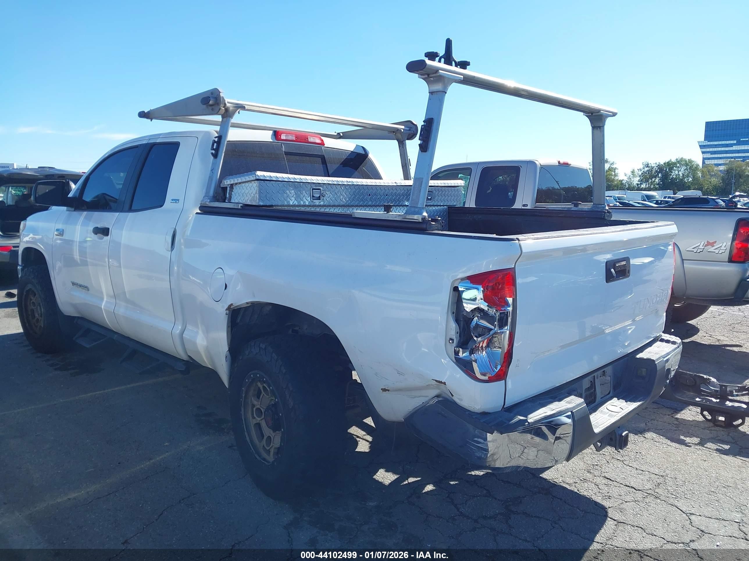 2014 Toyota Tundra Sr5 5.7l V8 White vin: 5TFRY5F11EX168578