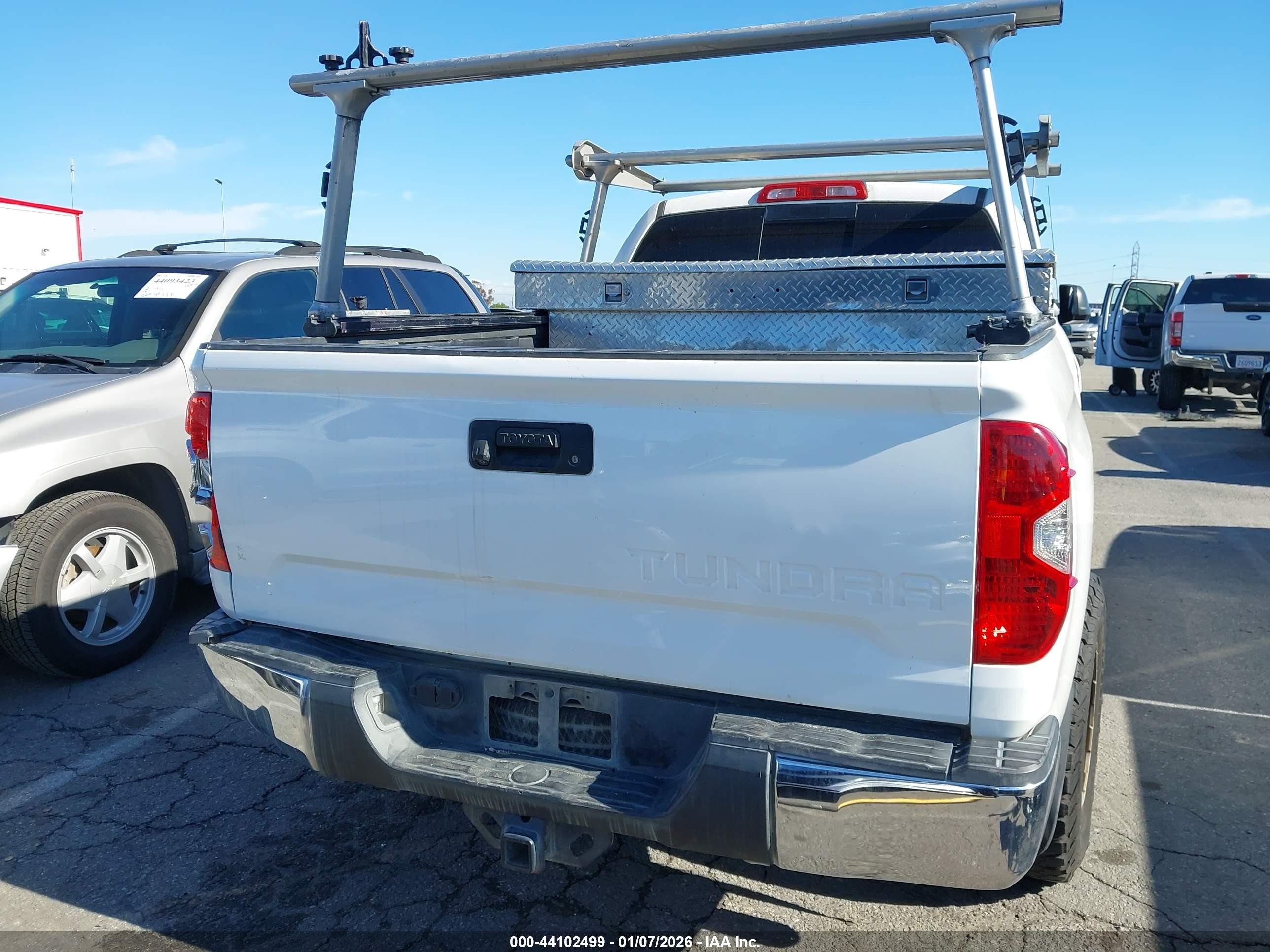 2014 Toyota Tundra Sr5 5.7l V8 White vin: 5TFRY5F11EX168578