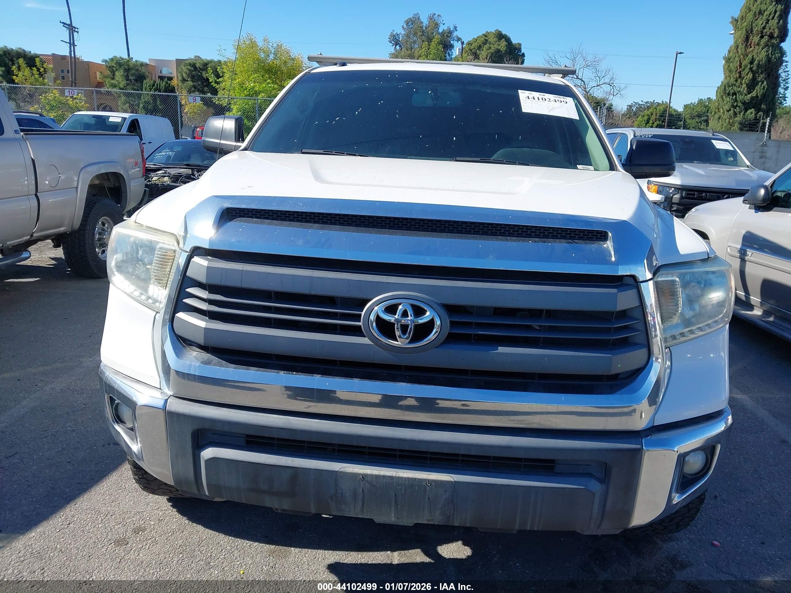 2014 Toyota Tundra Sr5 5.7l V8 White vin: 5TFRY5F11EX168578