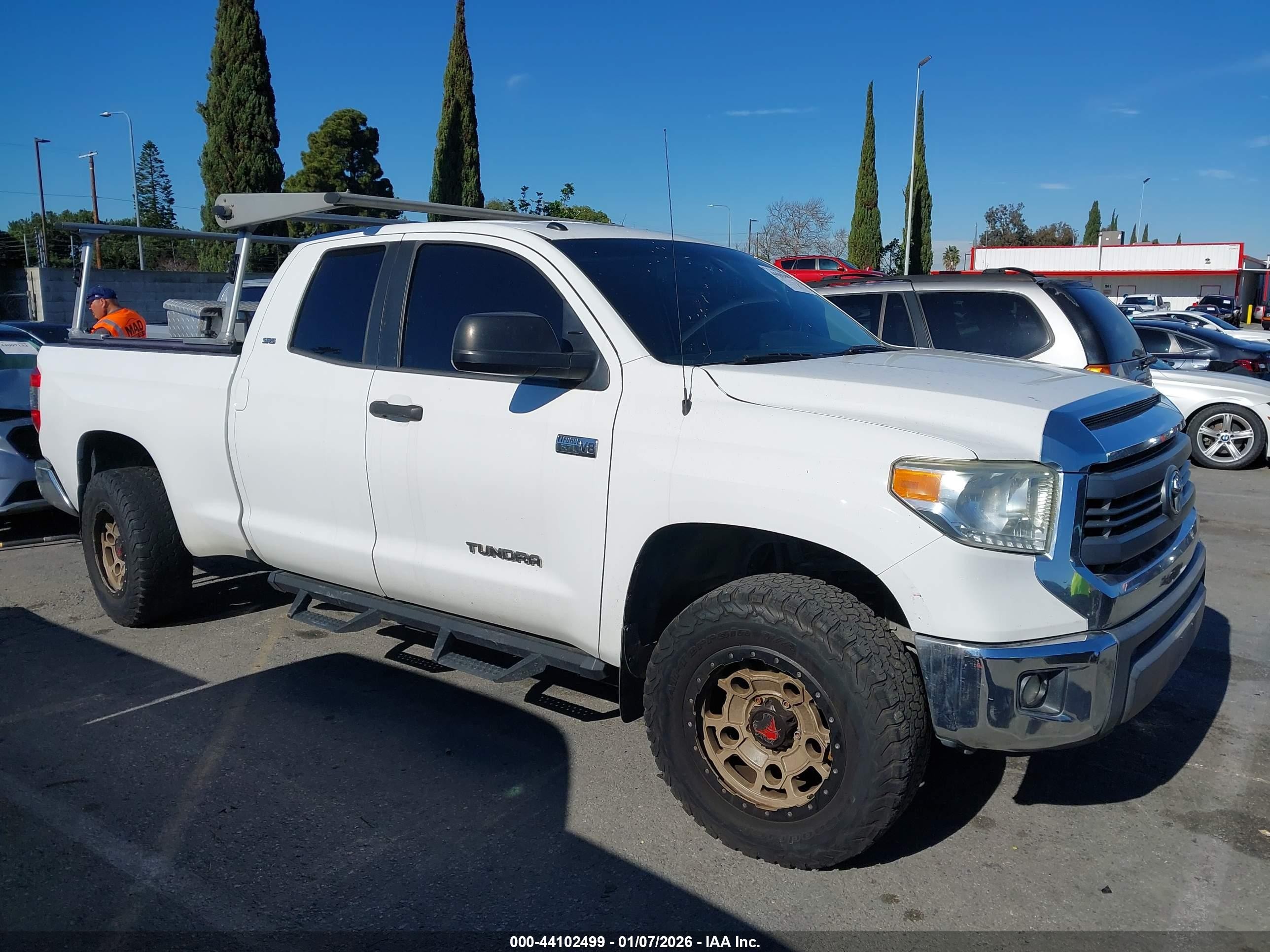2014 Toyota Tundra Sr5 5.7l V8 White vin: 5TFRY5F11EX168578
