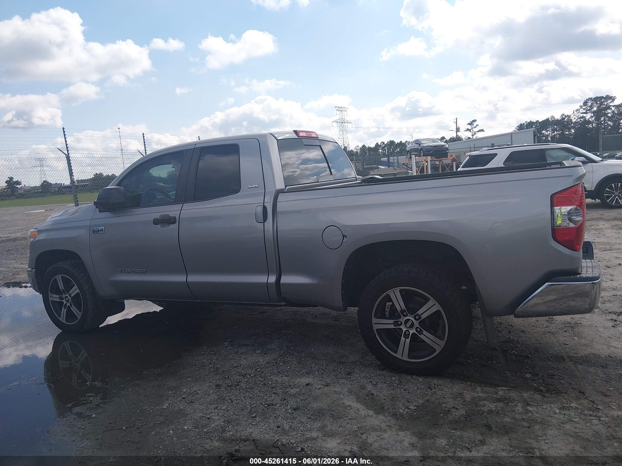2014 Toyota Tundra Sr5 5.7l V8 Silver vin: 5TFRY5F18EX169615