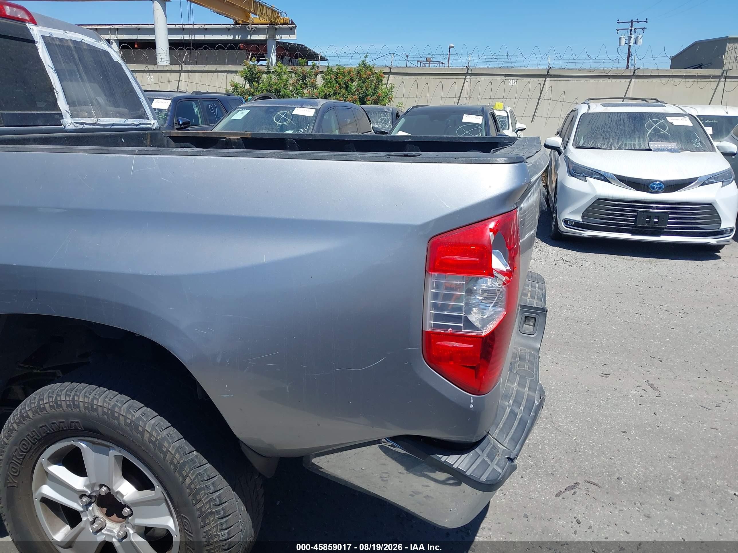 2015 Toyota Tundra Sr5 5.7l V8 Silver vin: 5TFRY5F1XFX185753