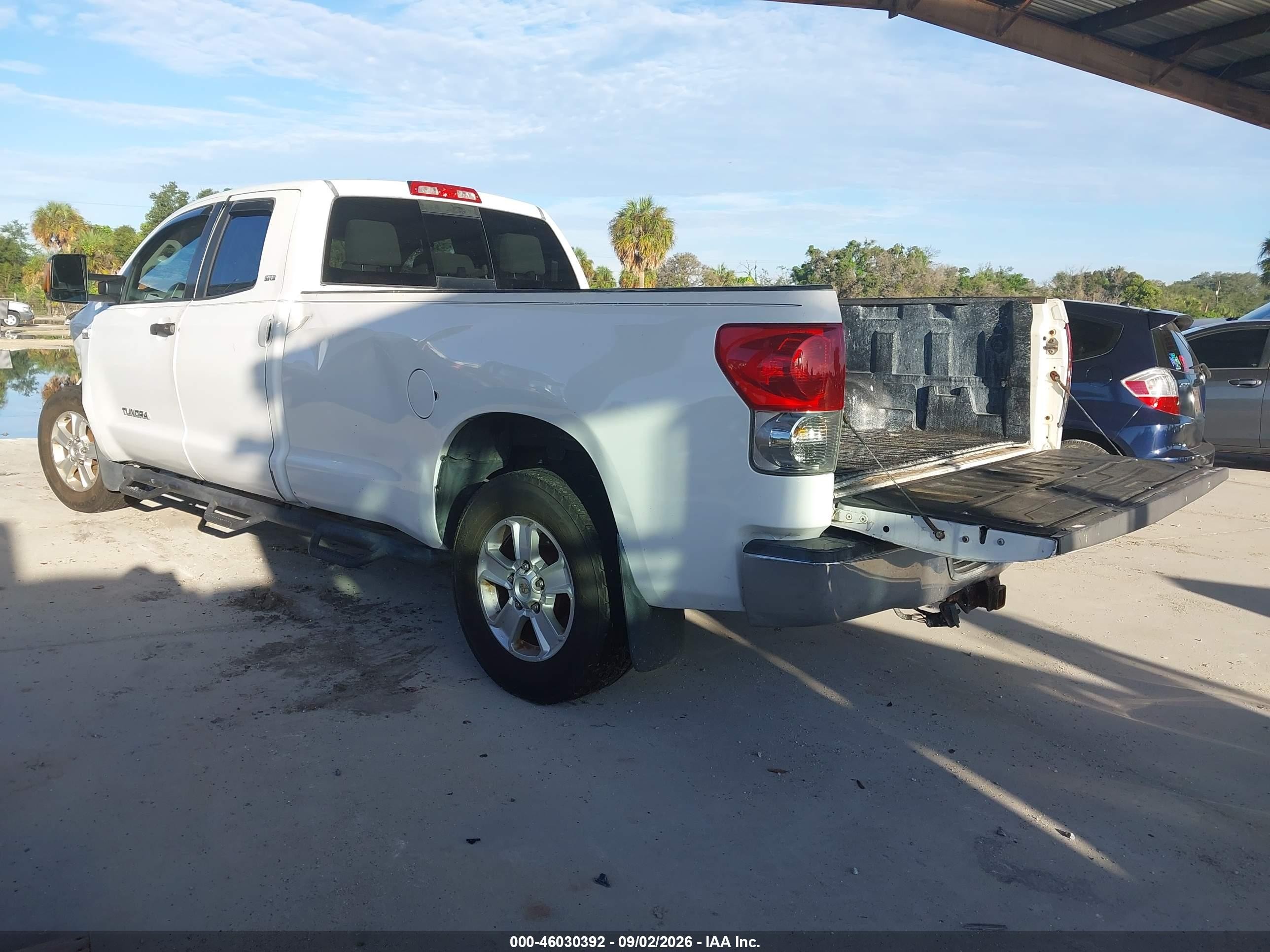2007 Toyota Tundra Double Cab Sr5 White vin: 5TFSV54187X001912