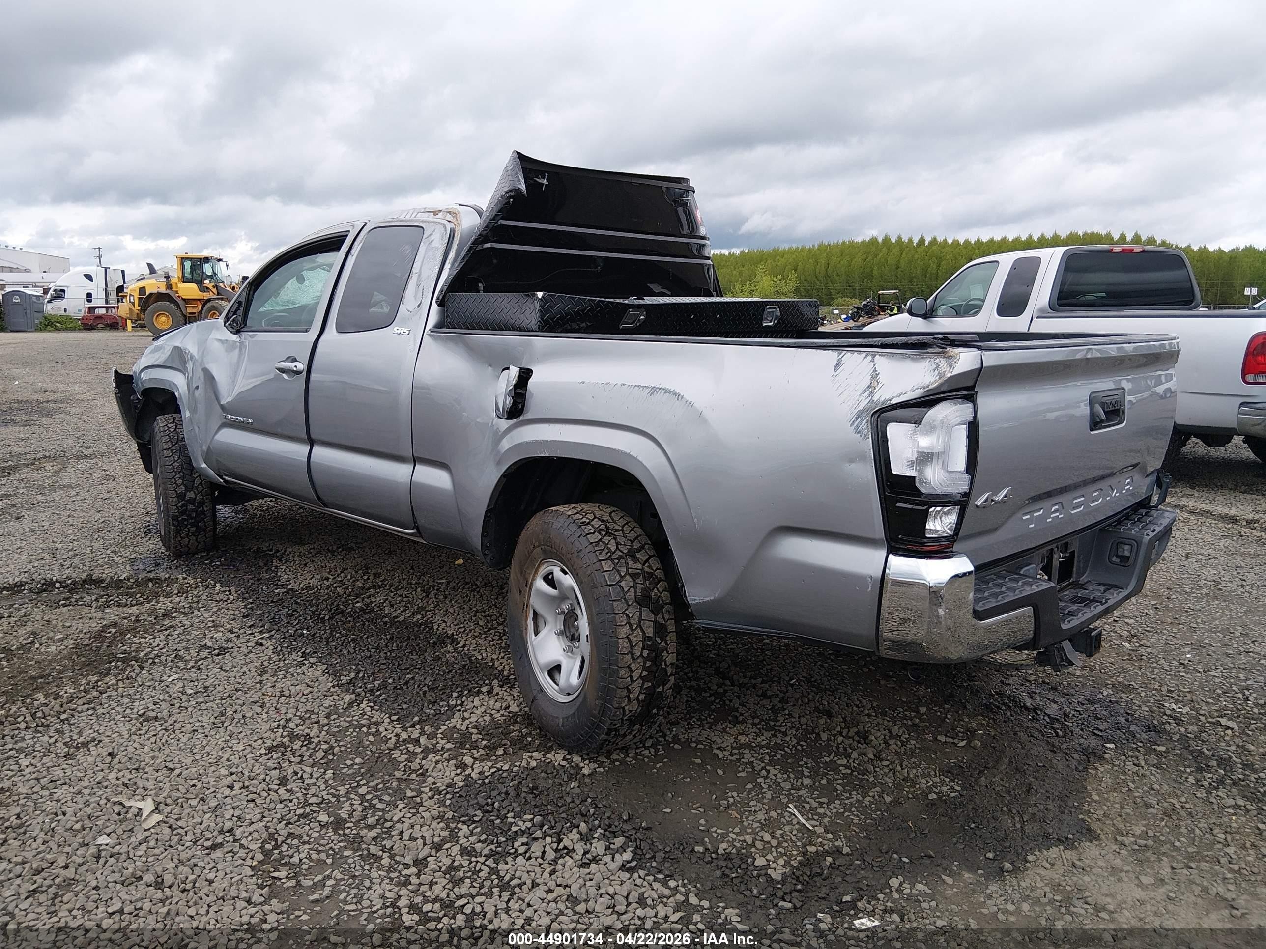 2018 Toyota Tacoma Sr5 Silver vin: 5TFSX5EN2JX062997