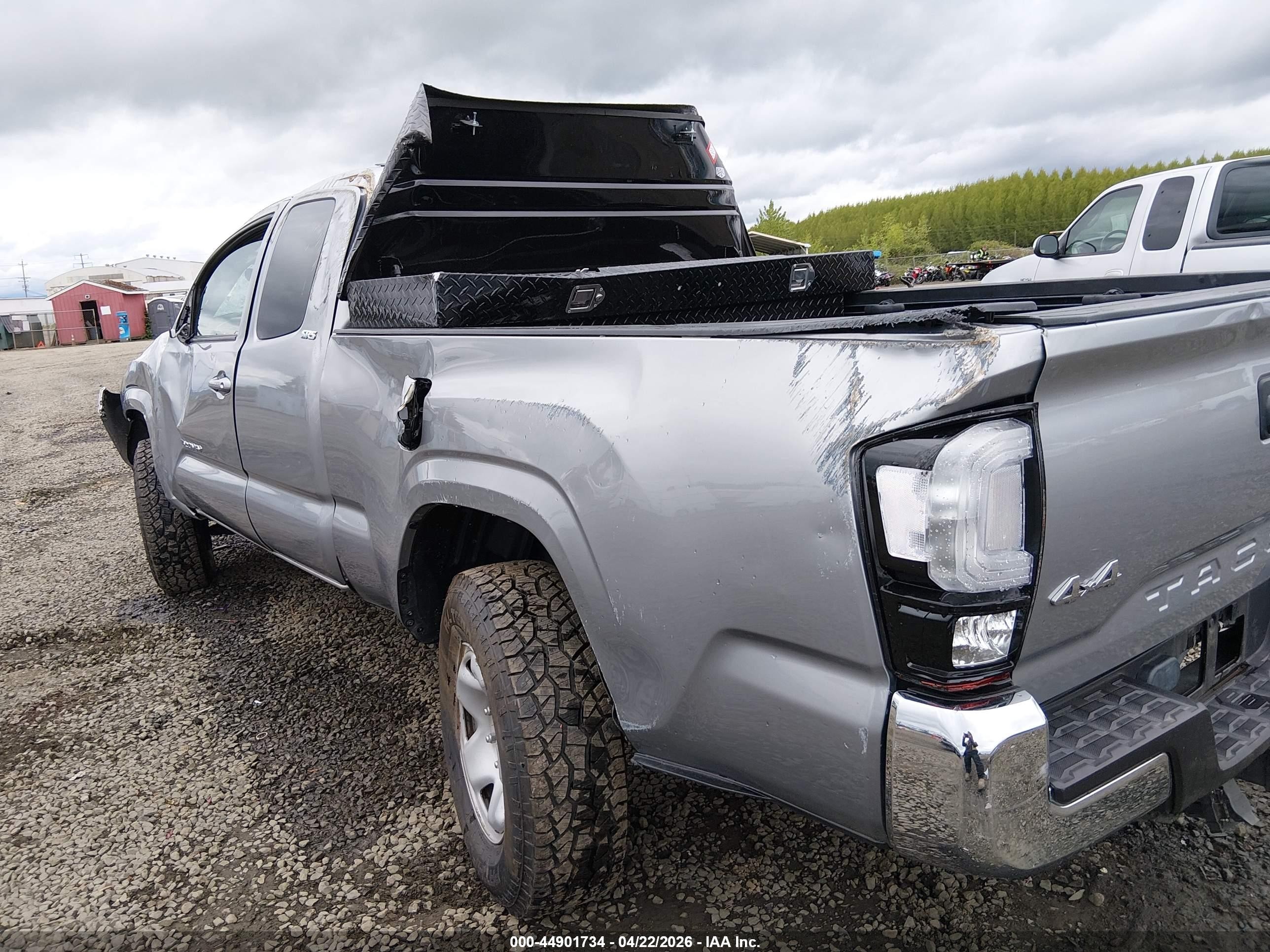 2018 Toyota Tacoma Sr5 Silver vin: 5TFSX5EN2JX062997