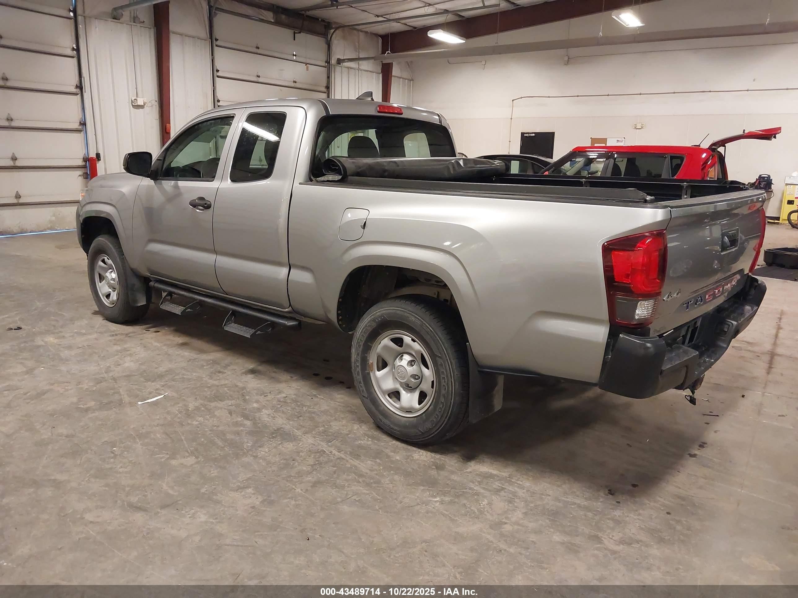 2018 Toyota Tacoma Sr Серебряный vin: 5TFSX5EN4JX062161