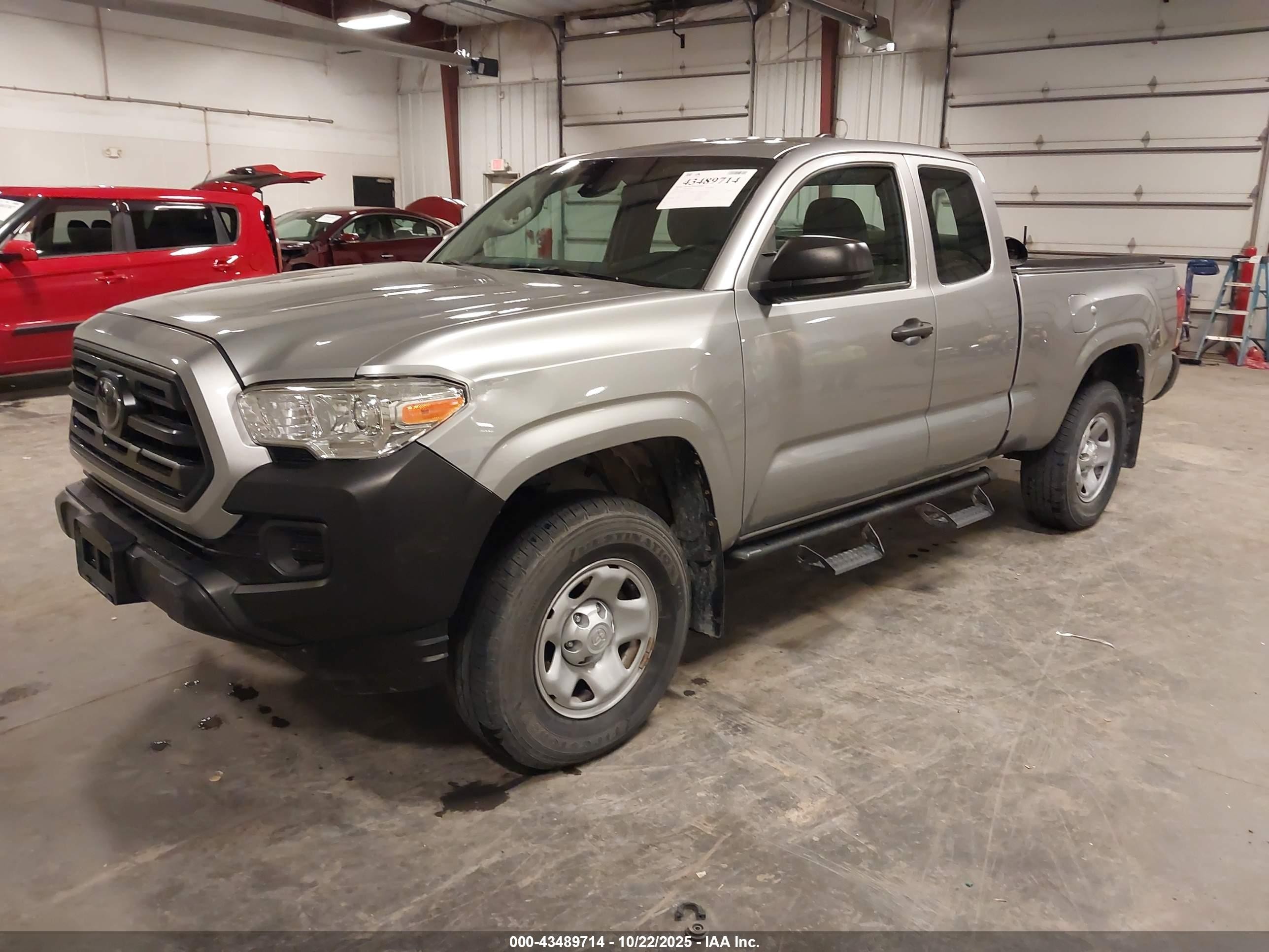 2018 Toyota Tacoma Sr Серебряный vin: 5TFSX5EN4JX062161