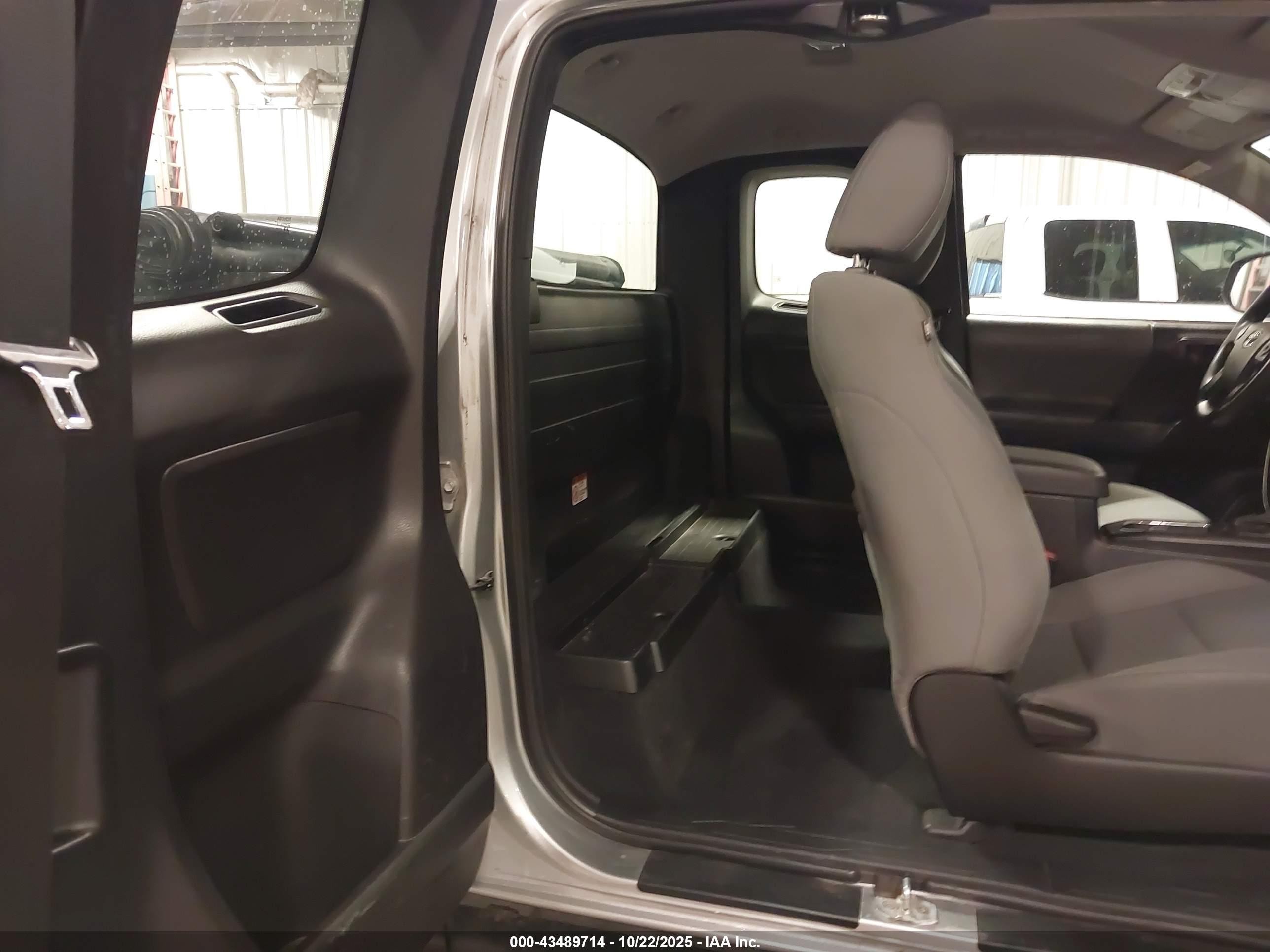 2018 Toyota Tacoma Sr Серебряный vin: 5TFSX5EN4JX062161