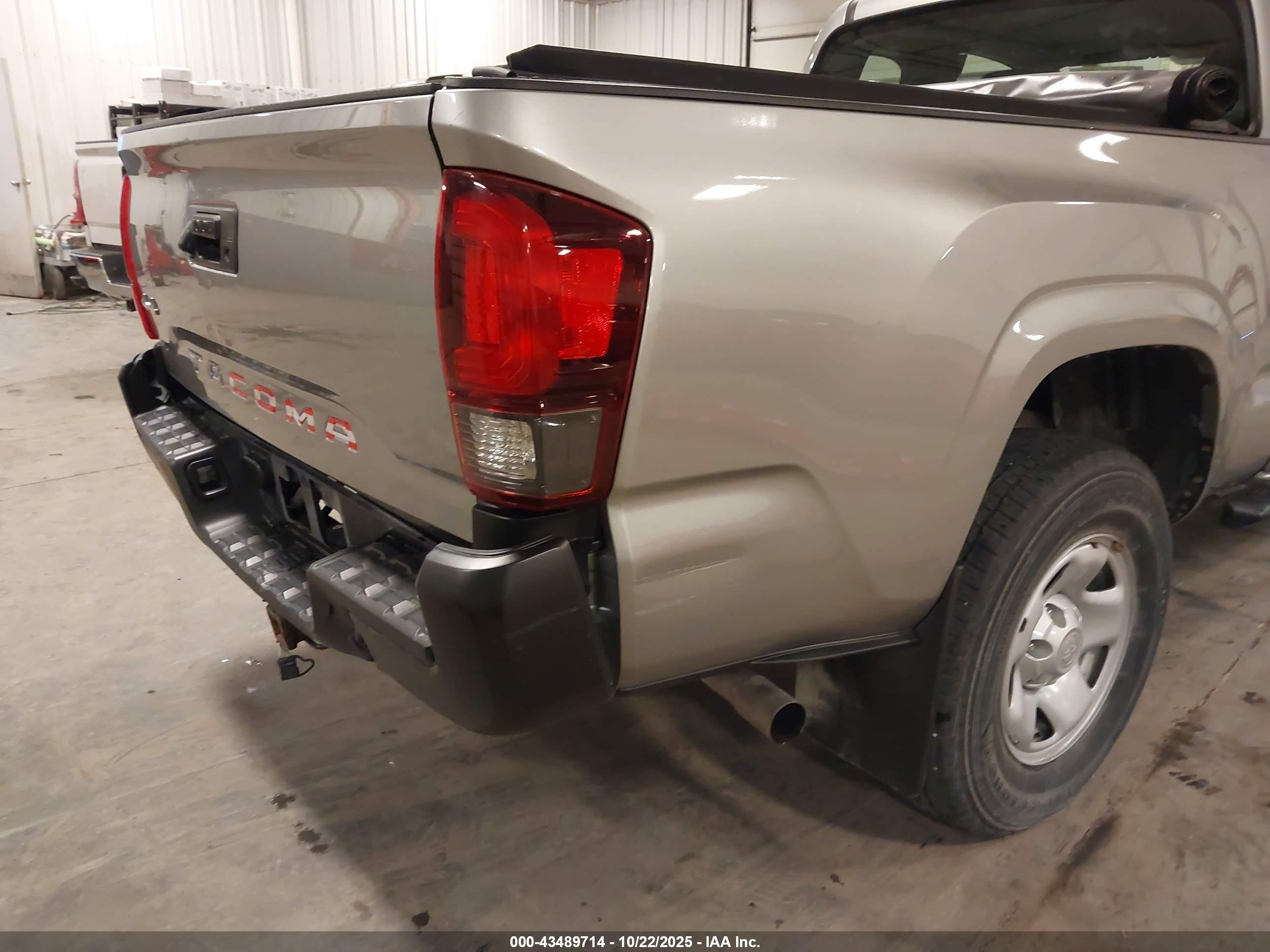 2018 Toyota Tacoma Sr Серебряный vin: 5TFSX5EN4JX062161