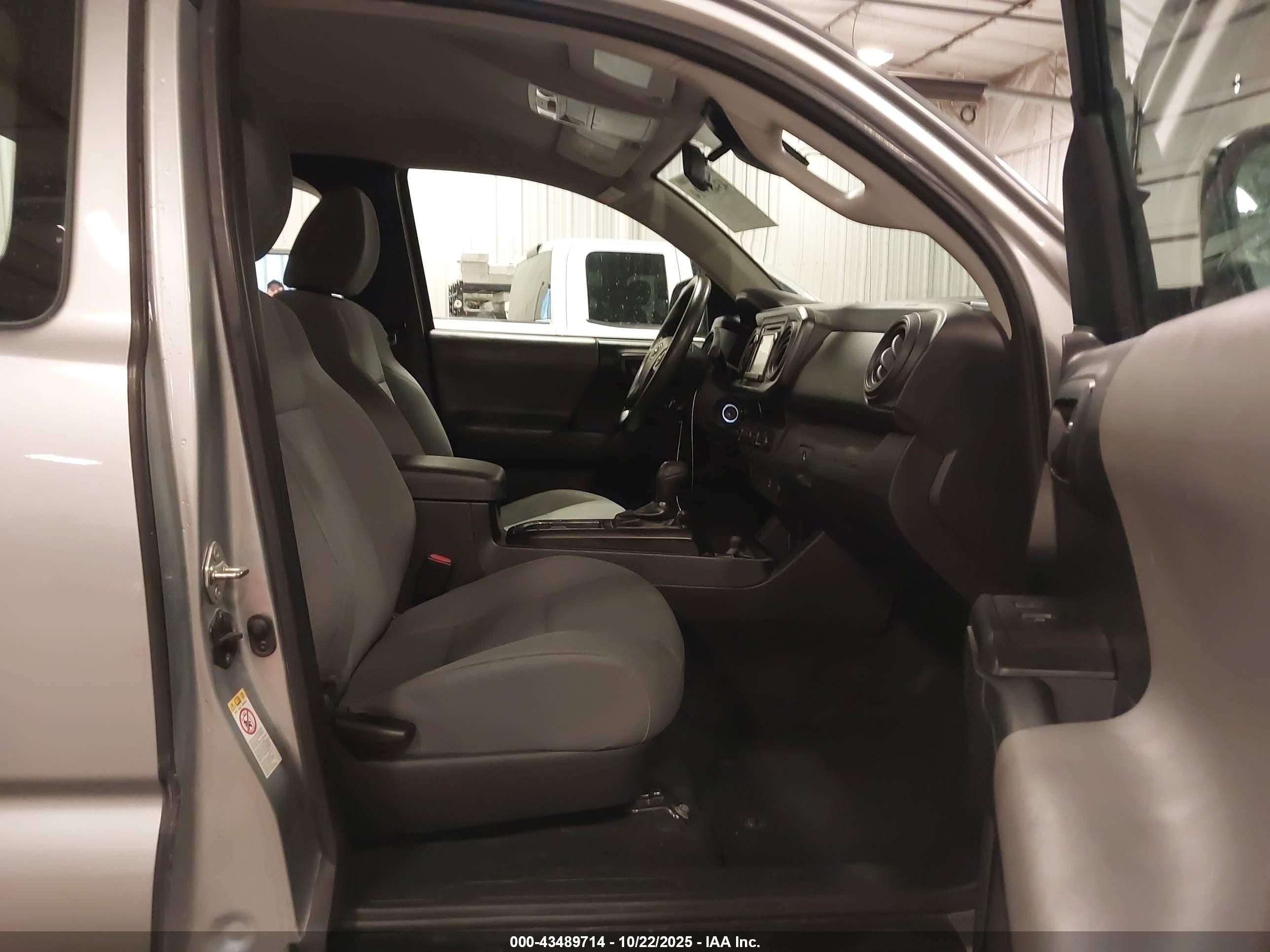 2018 Toyota Tacoma Sr Серебряный vin: 5TFSX5EN4JX062161