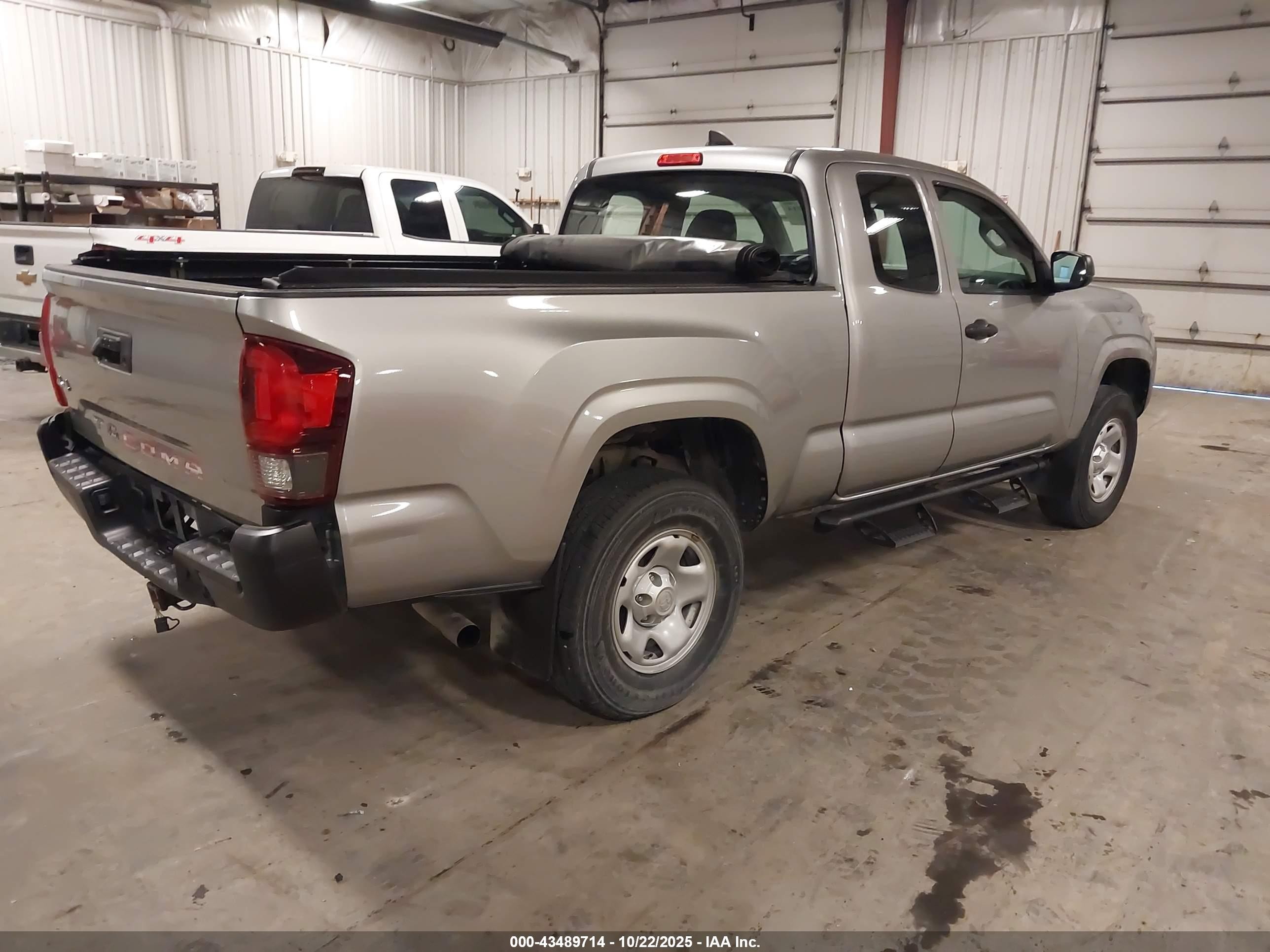 2018 Toyota Tacoma Sr Серебряный vin: 5TFSX5EN4JX062161