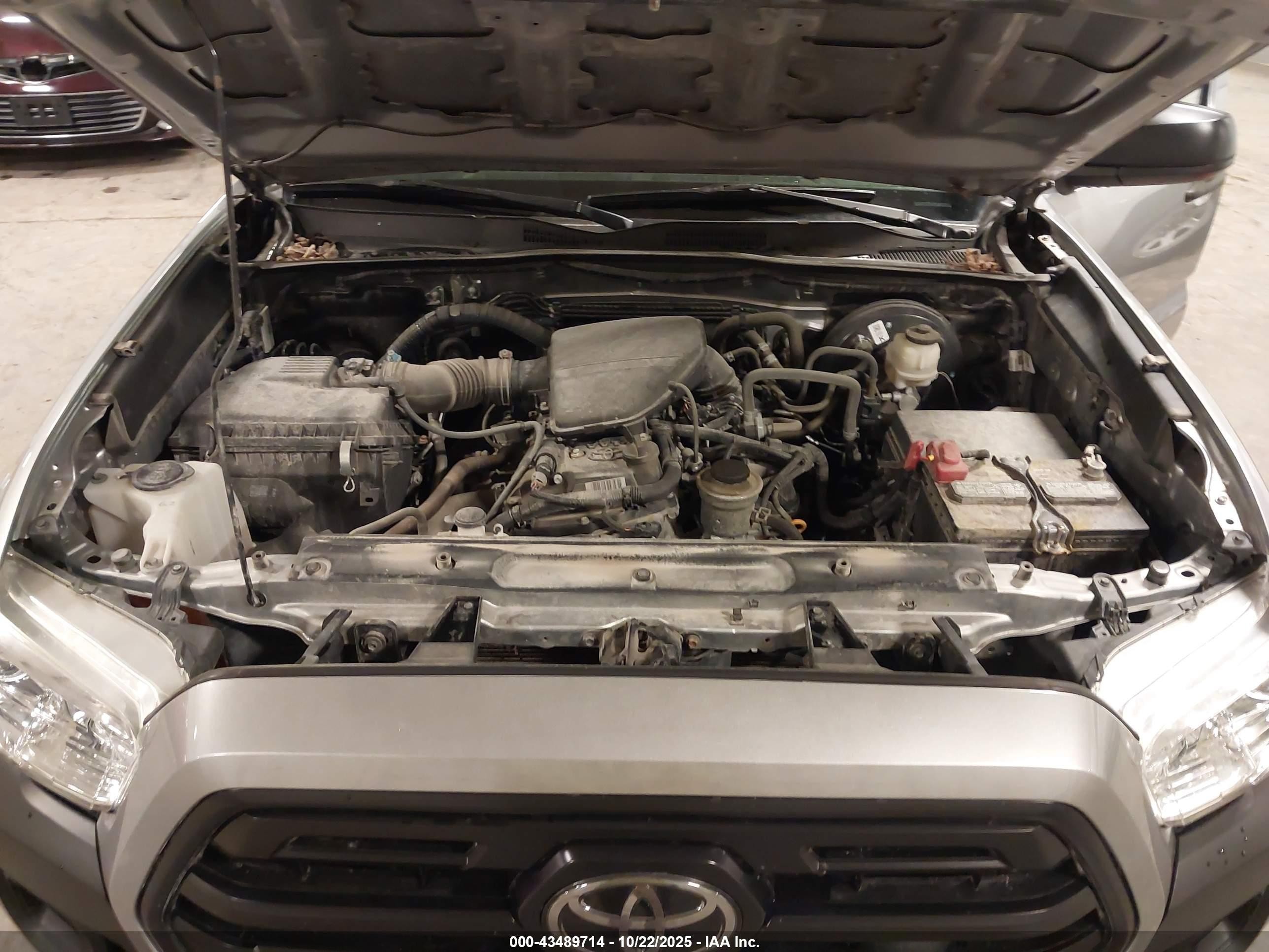 2018 Toyota Tacoma Sr Серебряный vin: 5TFSX5EN4JX062161