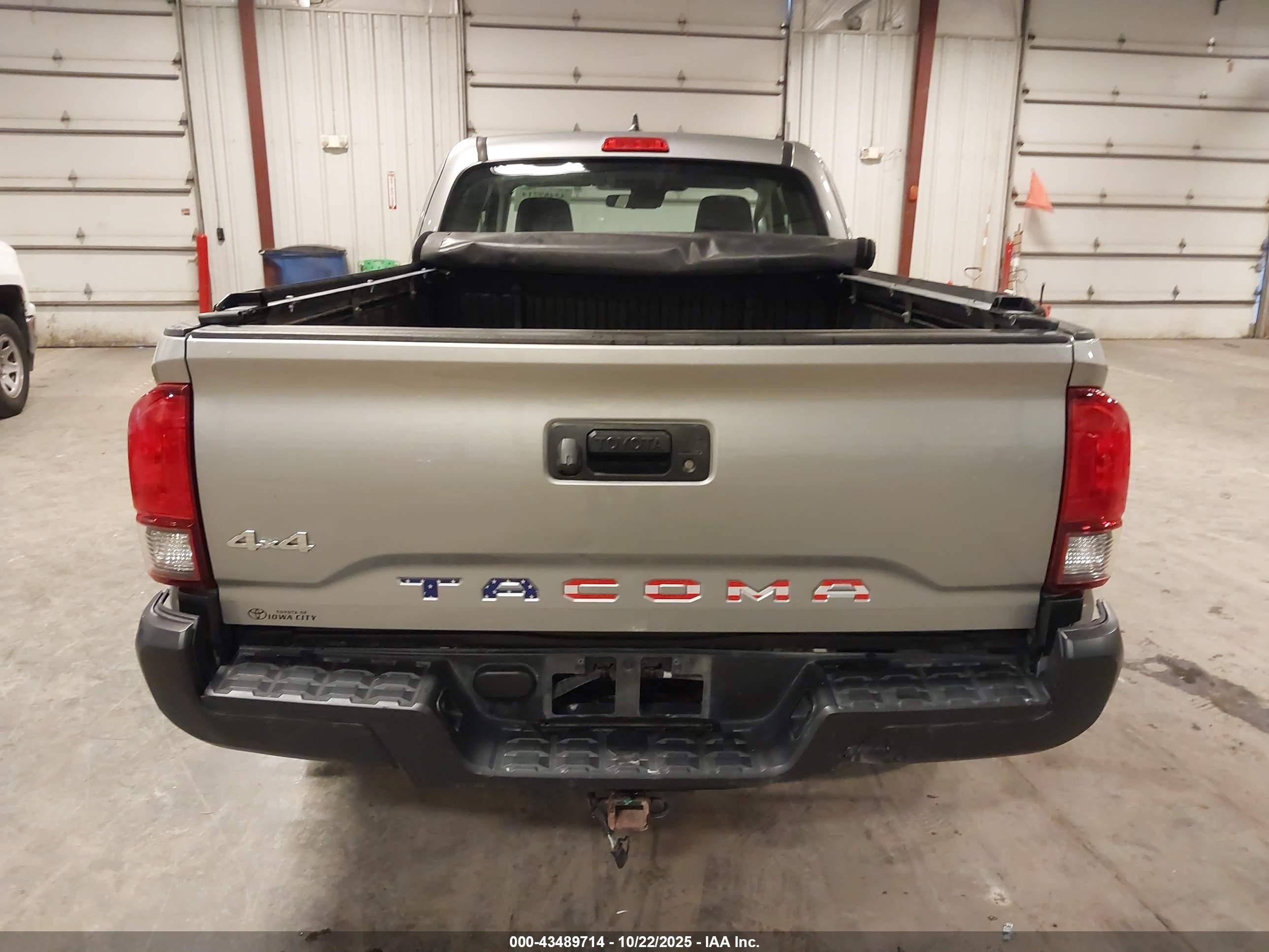 2018 Toyota Tacoma Sr Серебряный vin: 5TFSX5EN4JX062161