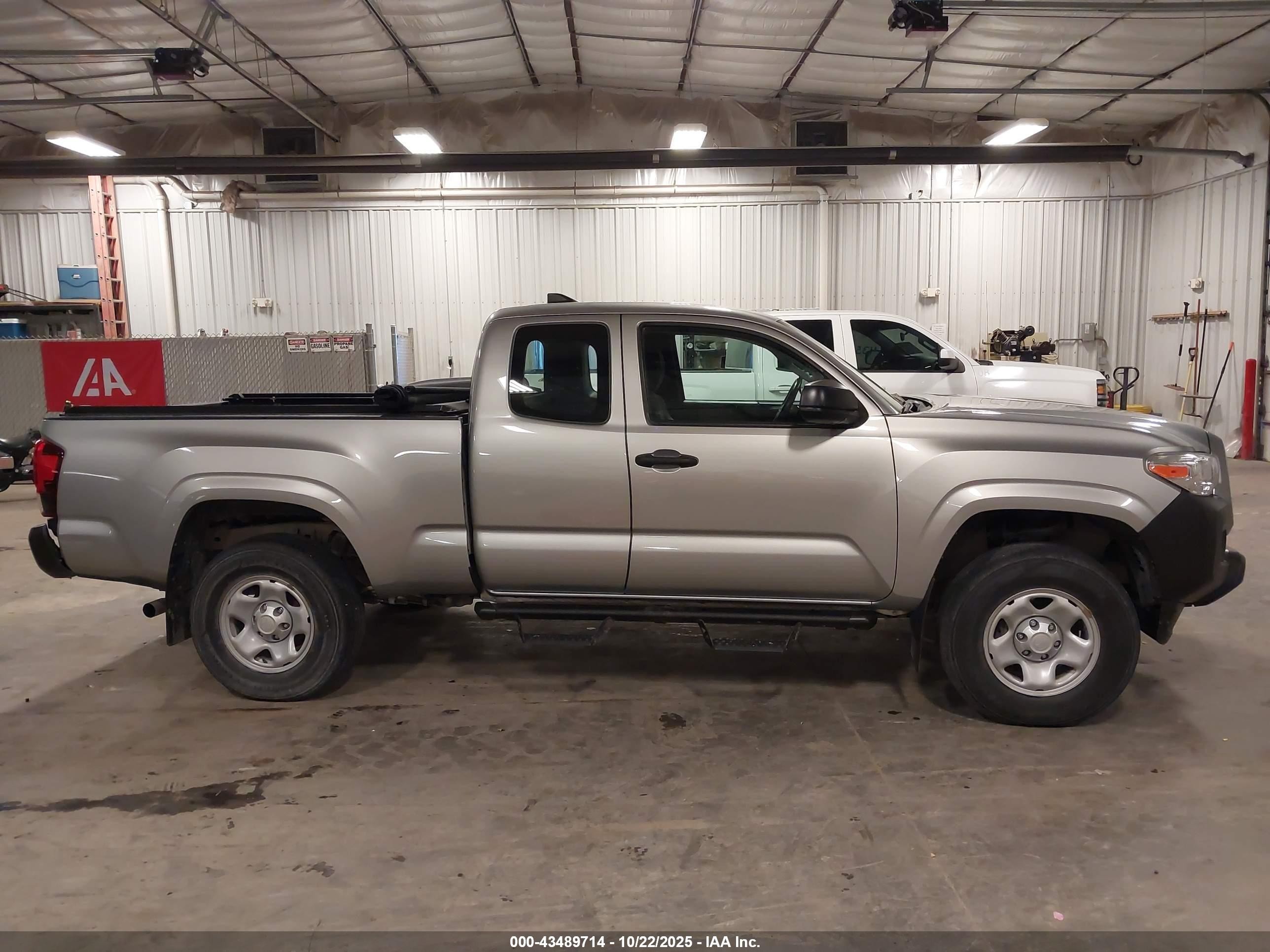 2018 Toyota Tacoma Sr Серебряный vin: 5TFSX5EN4JX062161