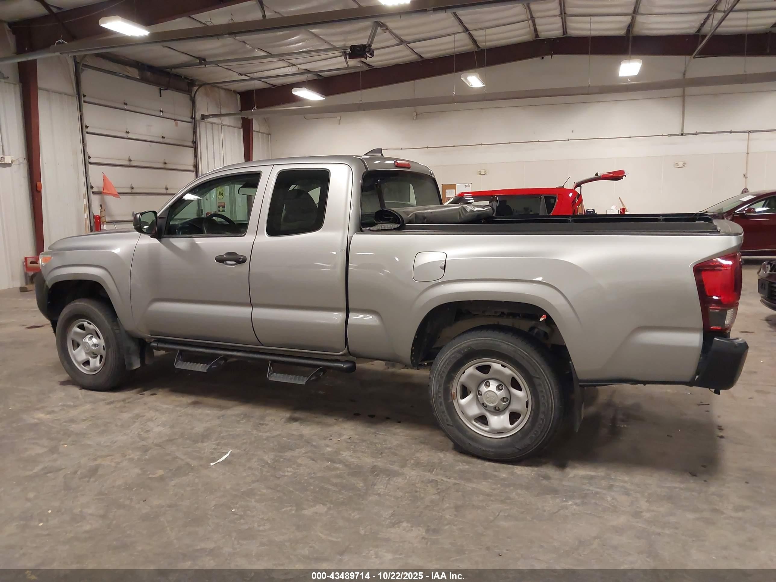 2018 Toyota Tacoma Sr Серебряный vin: 5TFSX5EN4JX062161