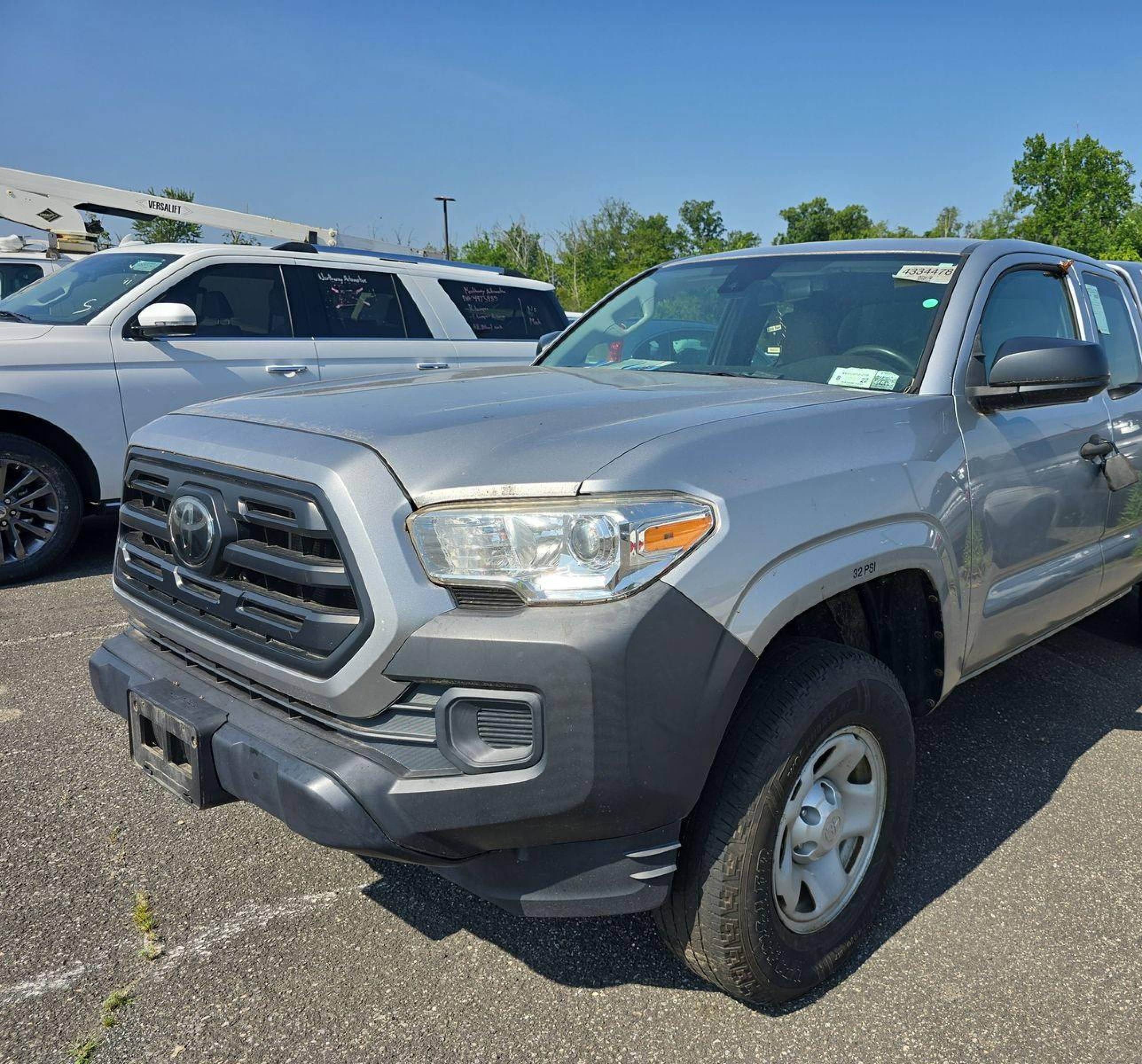 2018 Toyota Tacoma Sr vin: 5TFSX5EN6JX062677